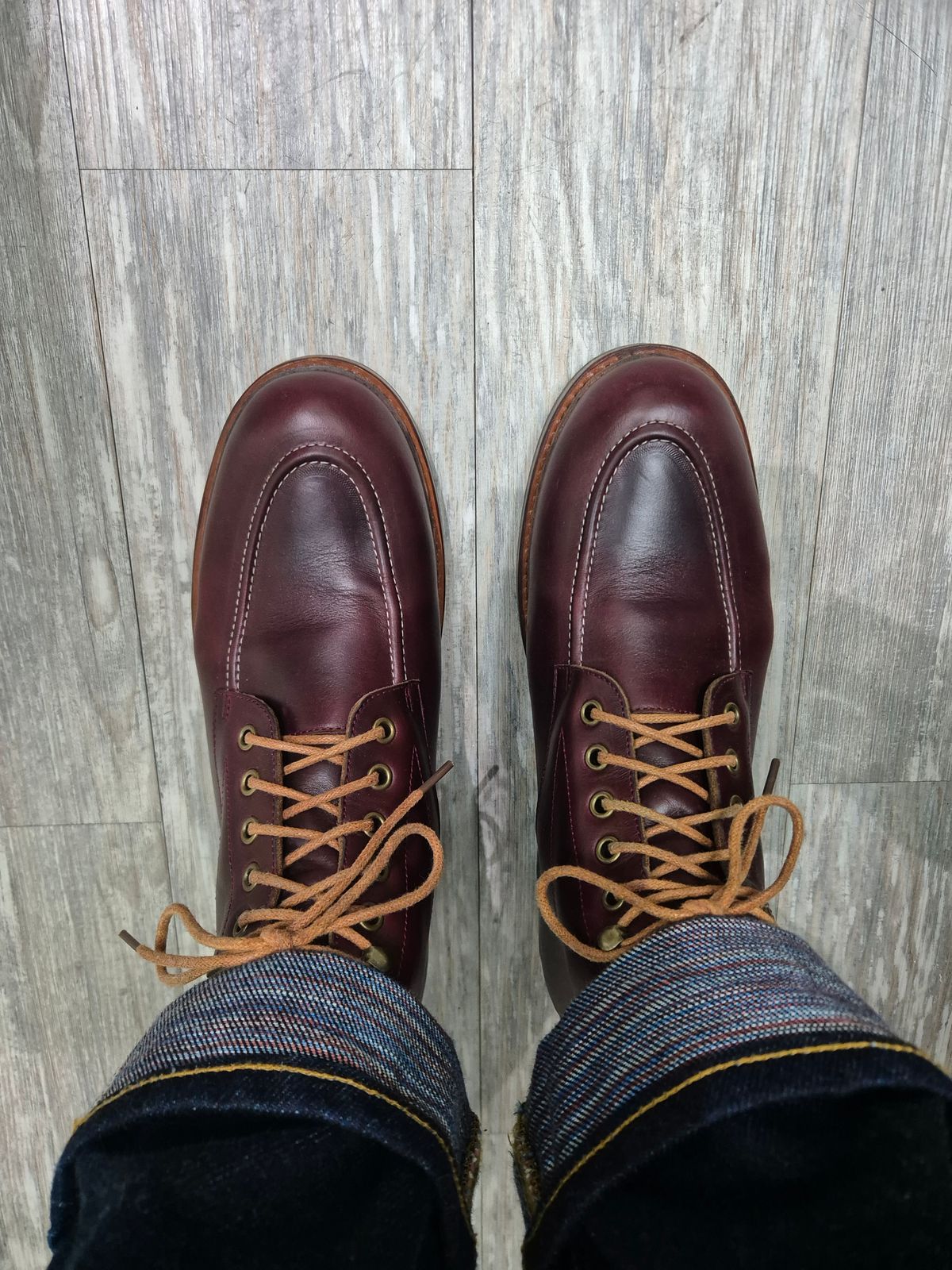 Photo by ryanpiyo on August 29, 2024 of the Junkard Orion in Horween Color 8 Chromexcel.