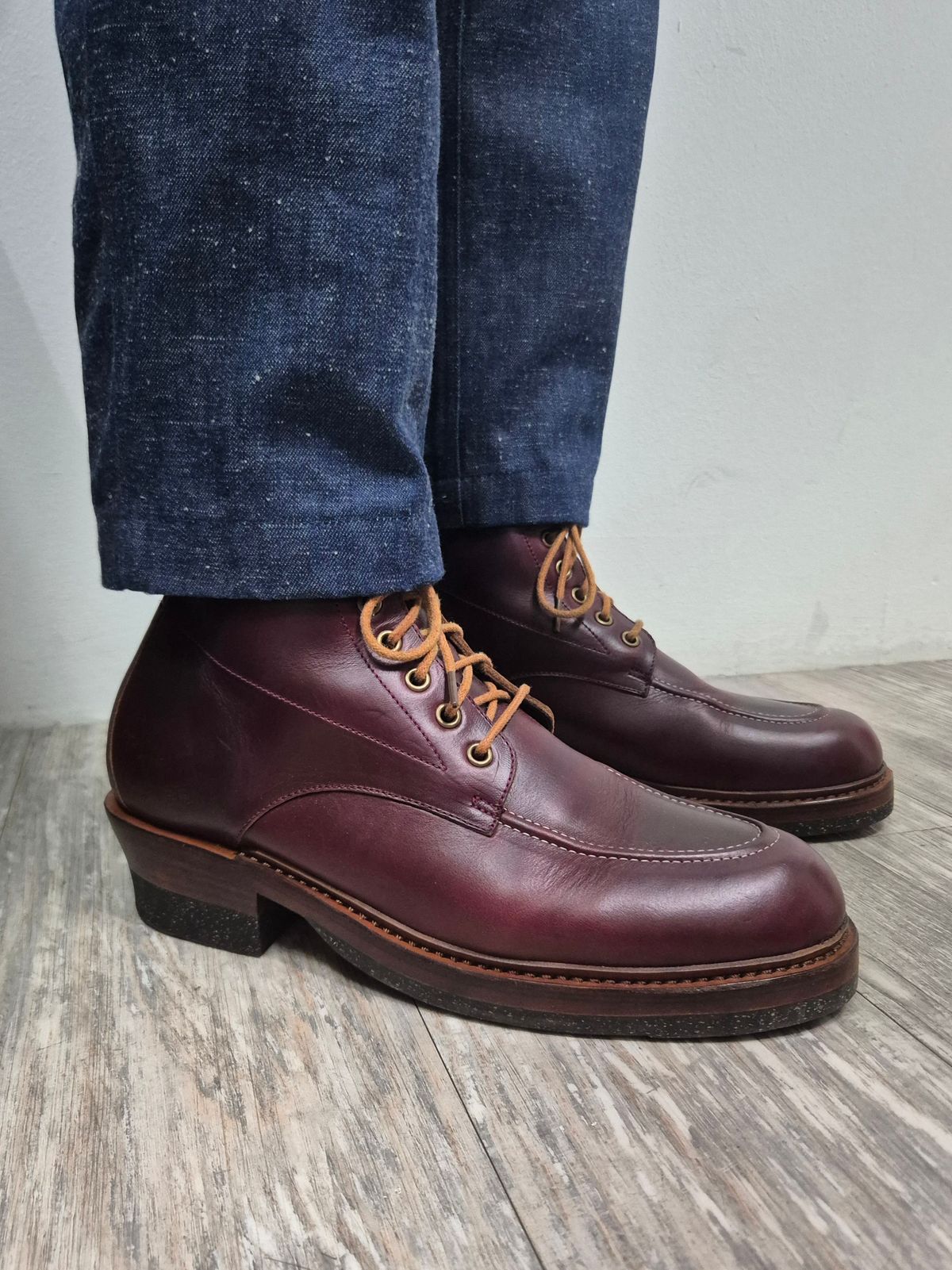 Photo by ryanpiyo on September 28, 2024 of the Junkard Orion in Horween Color 8 Chromexcel.