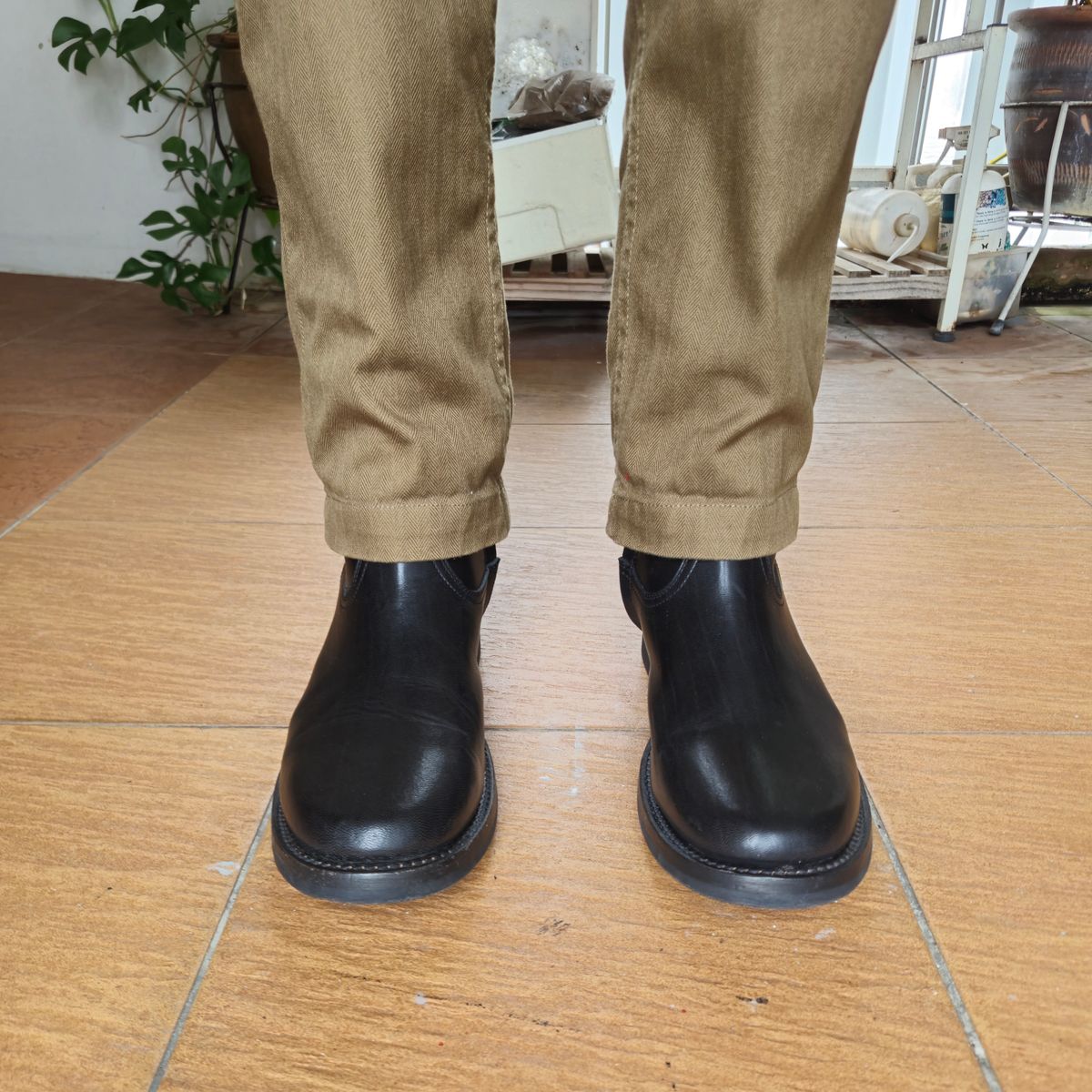 Photo by ryanpiyo on January 22, 2025 of the Addict Boots AB-05 Zip Western Boots in Black Dye-Finished Horsehide.