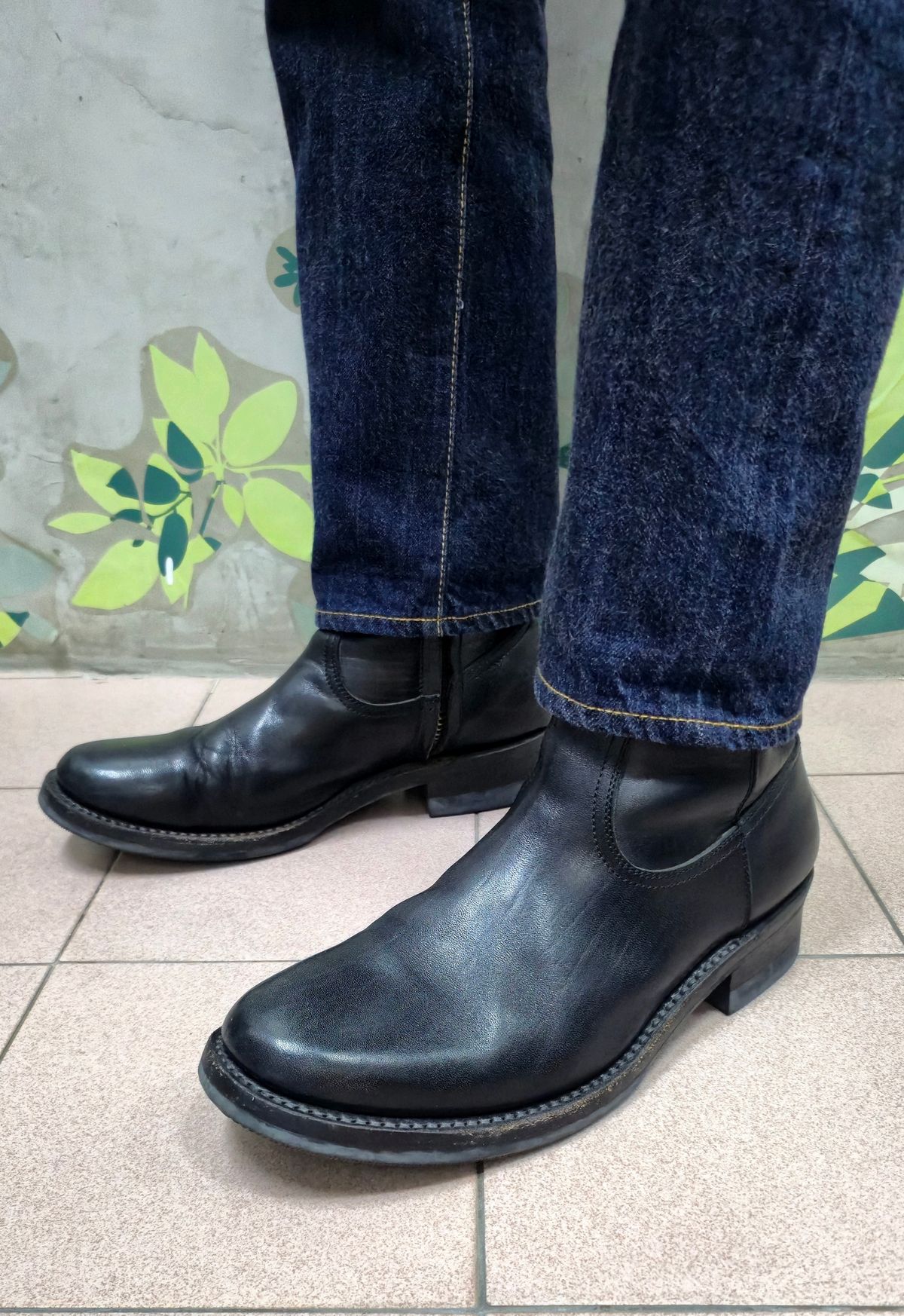 Photo by ryanpiyo on November 13, 2025 of the Addict Boots AB-05 Zip Western Boots in Black Dye-Finished Horsehide.