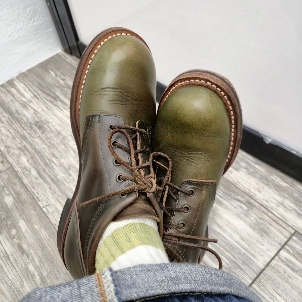 Photo by ryanpiyo on January 16, 2026 of the Rolling Dub Trio Coupen in Horween Olive Chromexcel.