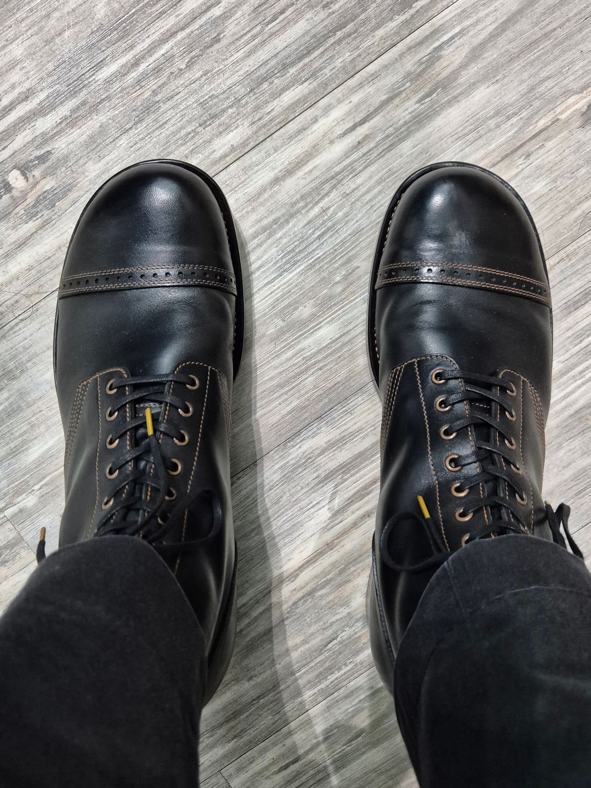 Photo by ryanpiyo on September 10, 2024 of the Nova Boots 40s Munson Combat Boots in Maryam Black Waxed Horsebutt.