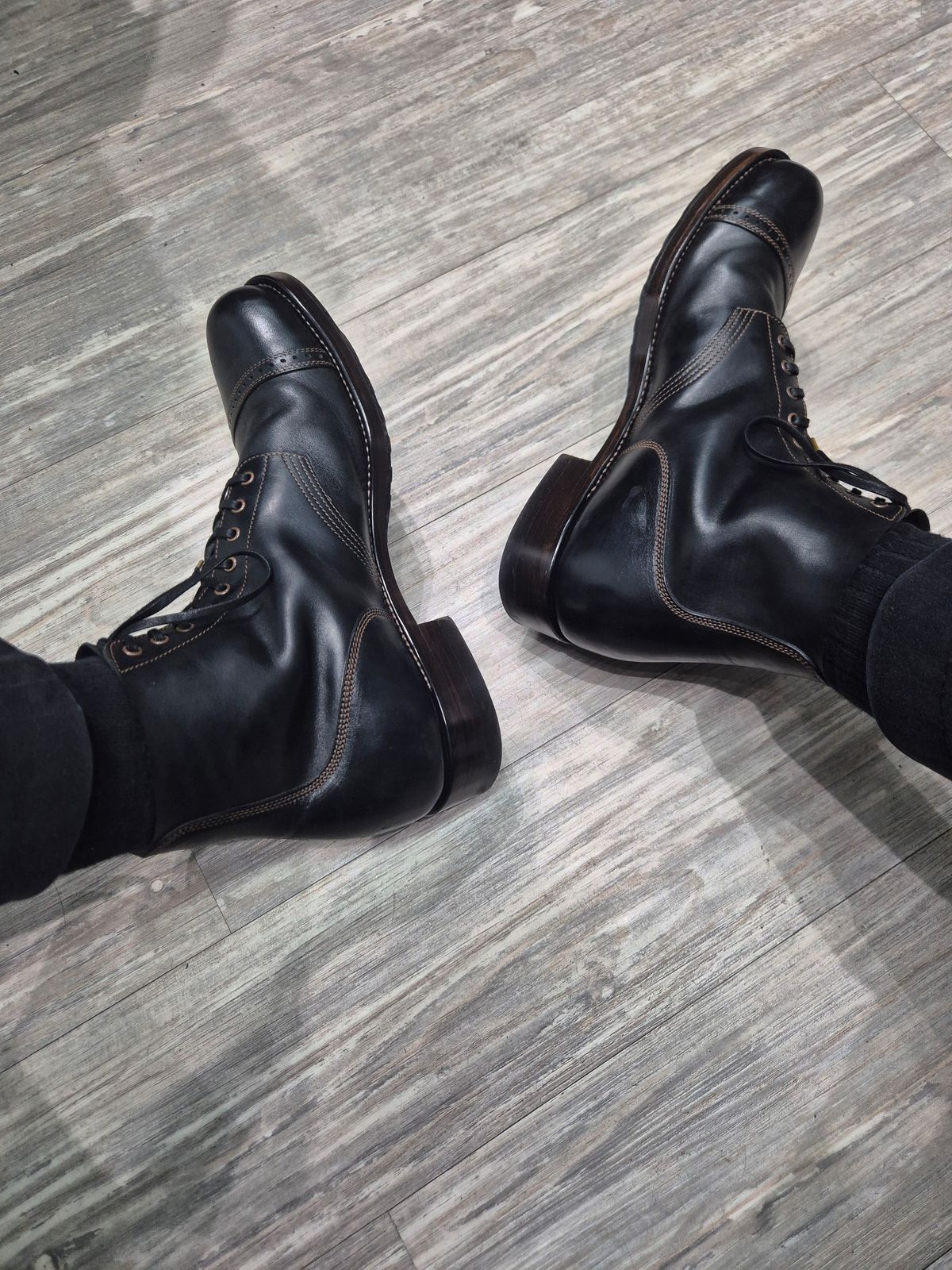 Photo by ryanpiyo on September 10, 2024 of the Nova Boots 40s Munson Combat Boots in Maryam Black Waxed Horsebutt.