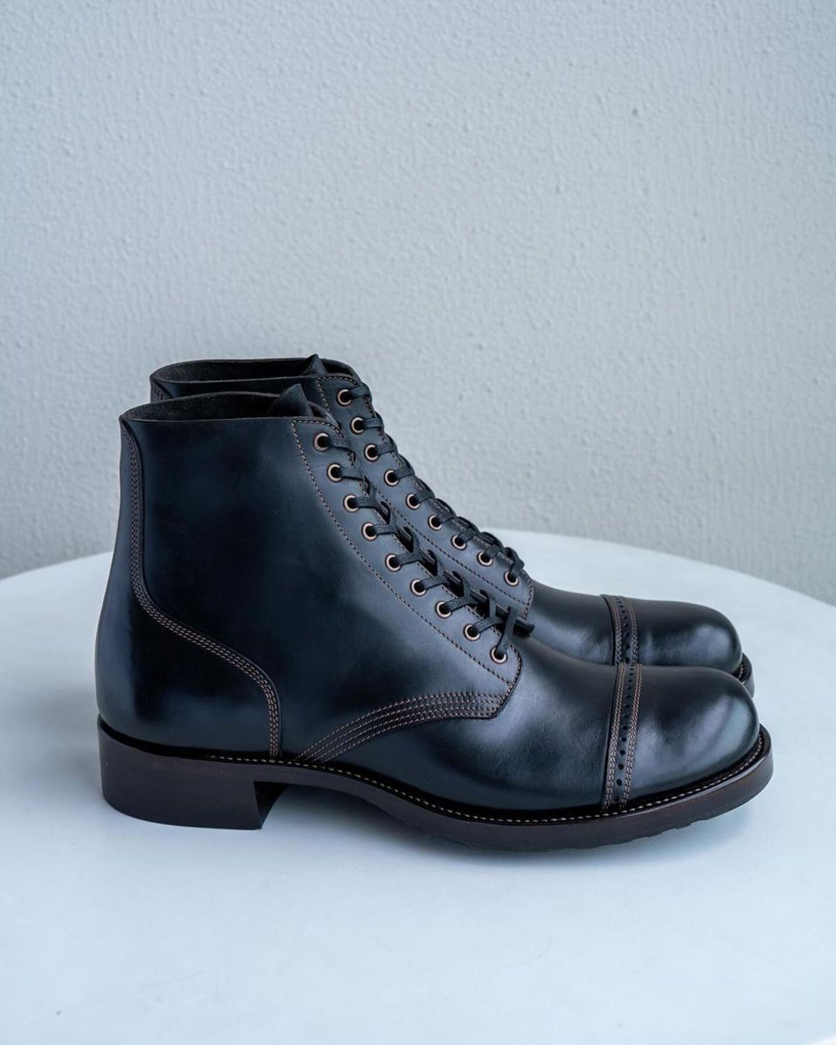 Photo by ryanpiyo on September 10, 2024 of the Nova Boots 40s Munson Combat Boots in Maryam Black Waxed Horsebutt.