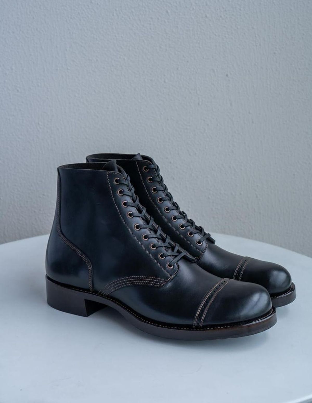 Photo by ryanpiyo on September 10, 2024 of the Nova Boots 40s Munson Combat Boots in Maryam Black Waxed Horsebutt.