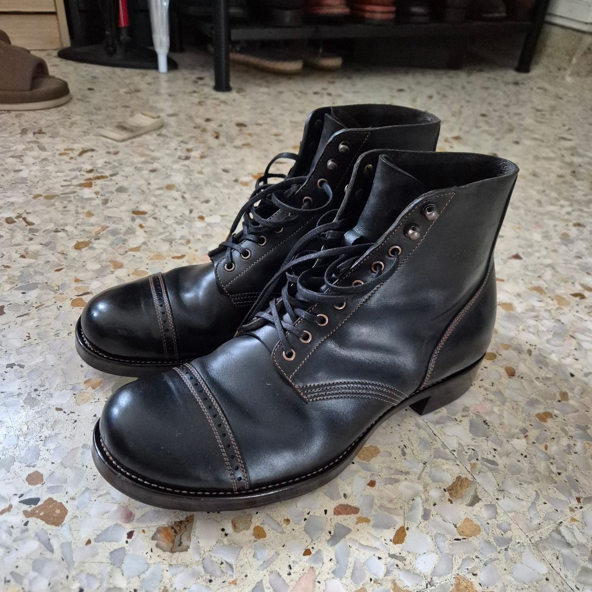 Photo by ryanpiyo on November 20, 2024 of the Nova Boots 40s Munson Combat Boots in Maryam Black Waxed Horsebutt.