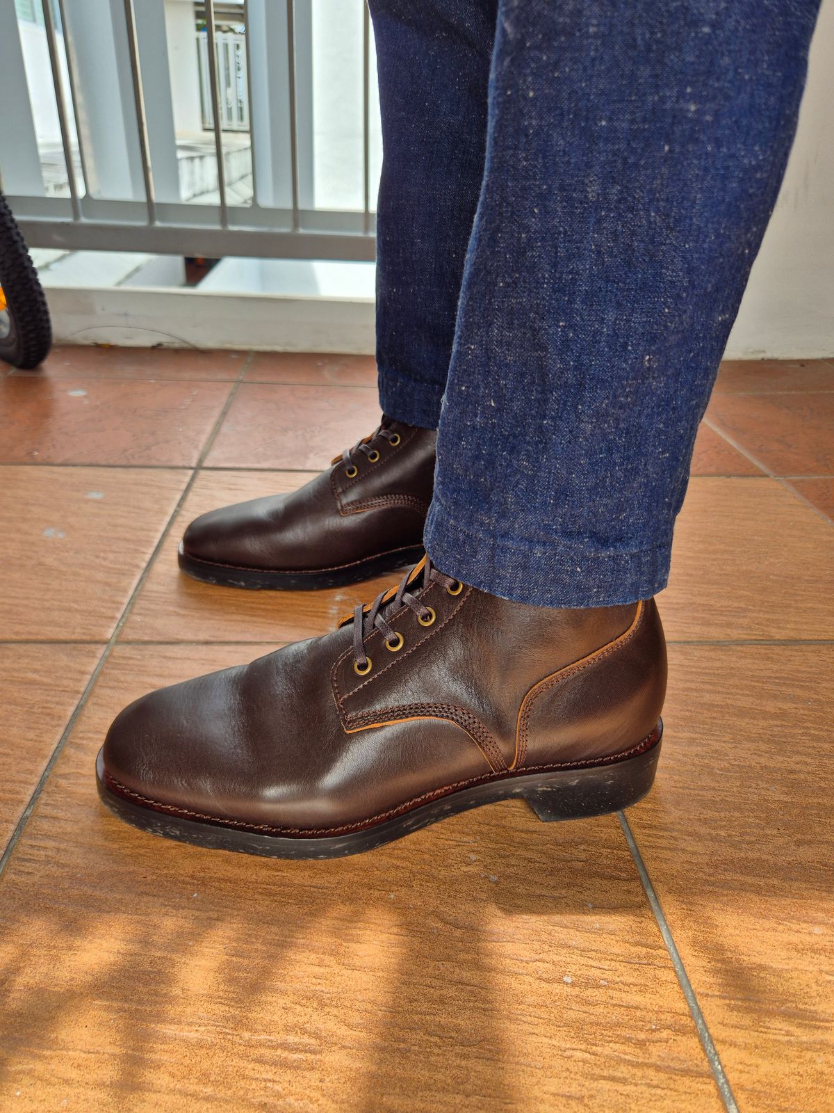 Photo by ryanpiyo on October 2, 2024 of the Cruxdeluxe Boondockers in Shinki Brown Teacore Horsehide.