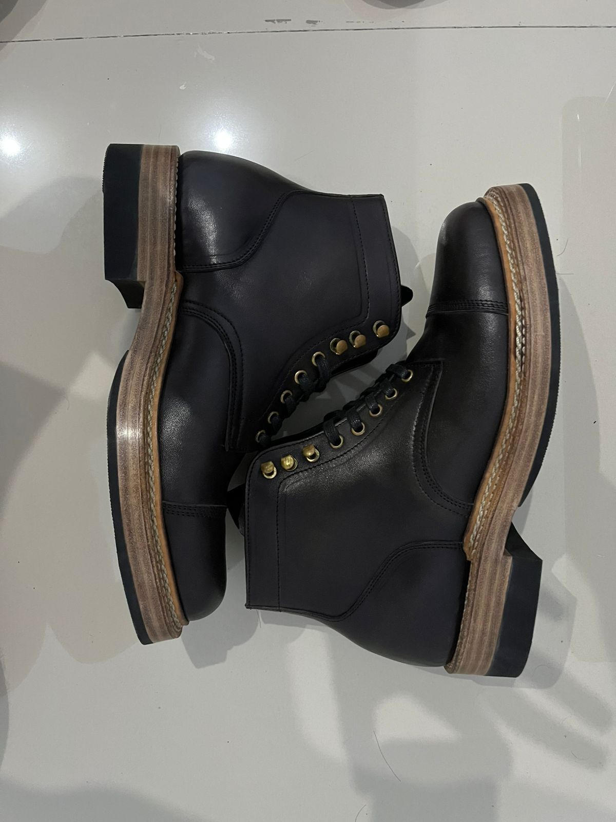 Photo by phx_5 on November 1, 2024 of the Sagara Sagara / Legatant in Conceria Cloe Superlux Horsebutt Overdyed Black.