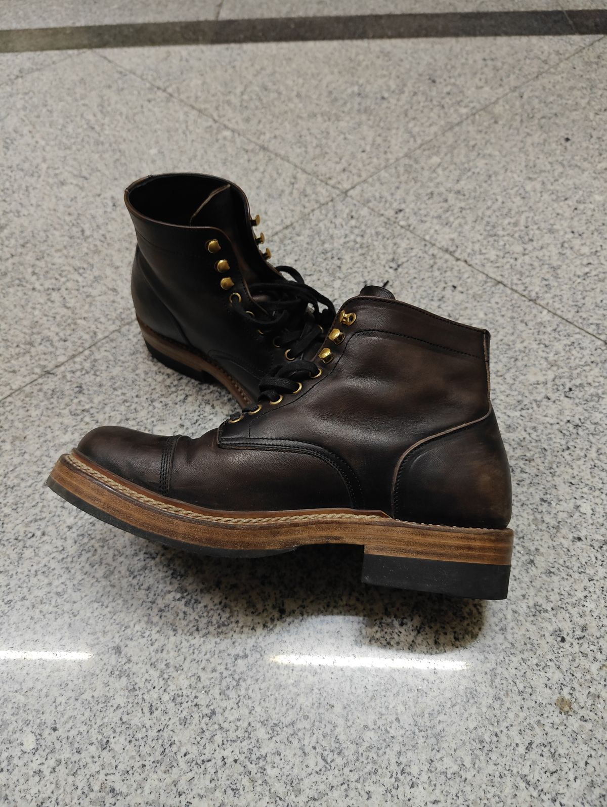Photo by phx_5 on December 30, 2024 of the Sagara Sagara / Legatant in Conceria Cloe Superlux Horsebutt Overdyed Black.