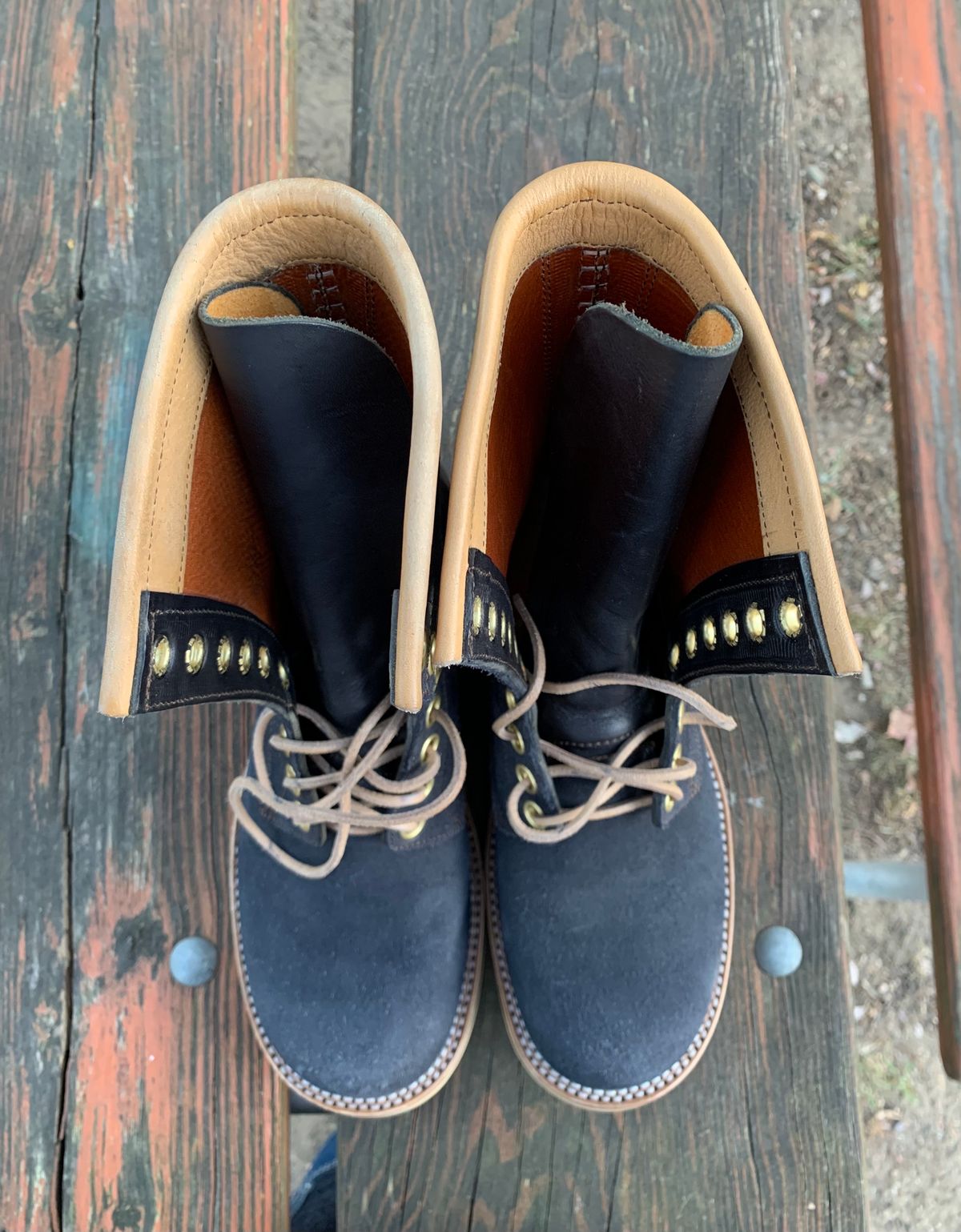 Photo by Emily on November 1, 2024 of the Sobreiro Boots Estrella in Conceria Lostivale Natural Roughout Overdyed Black, Grain Side Heel Counters.