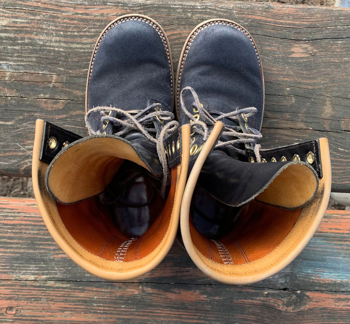 Photo by Emily on December 2, 2024 of the Sobreiro Boots Estrella in Conceria Lostivale Natural Roughout Overdyed Black, Grain Side Heel Counters.