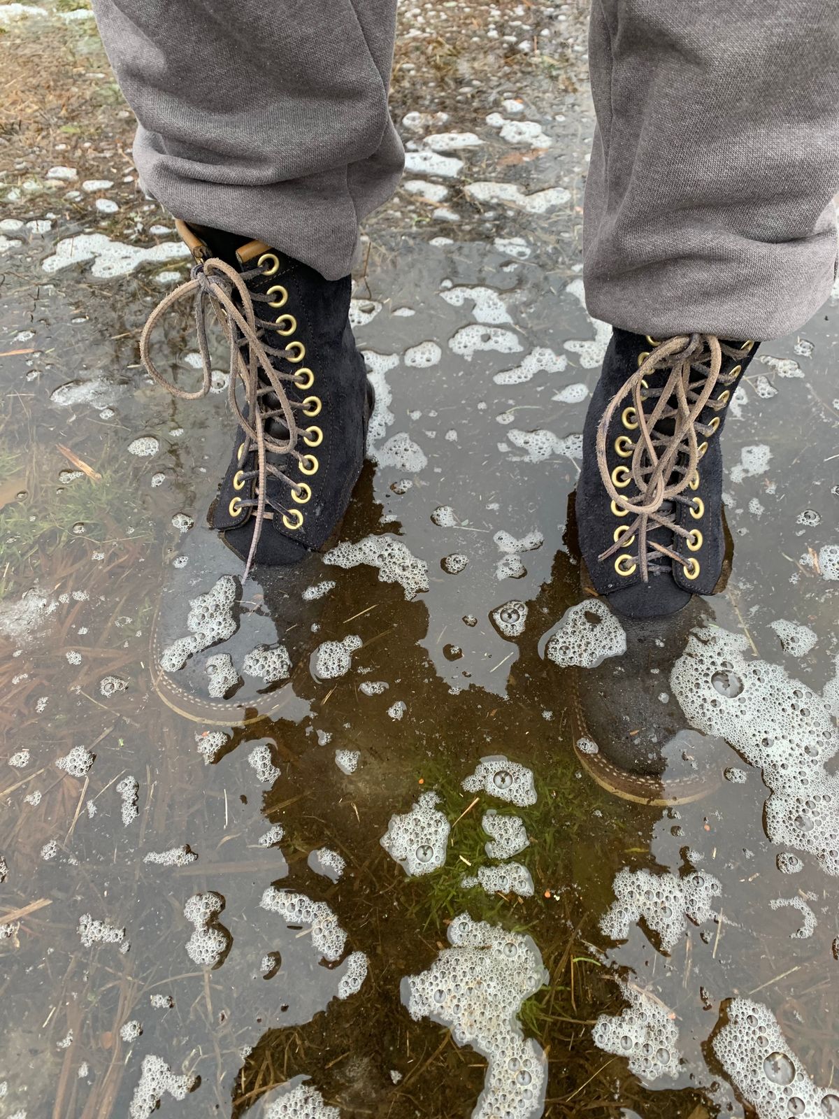 Photo by Emily on January 3, 2025 of the Sobreiro Boots Estrella in Conceria Lostivale Natural Roughout Overdyed Black, Grain Side Heel Counters.