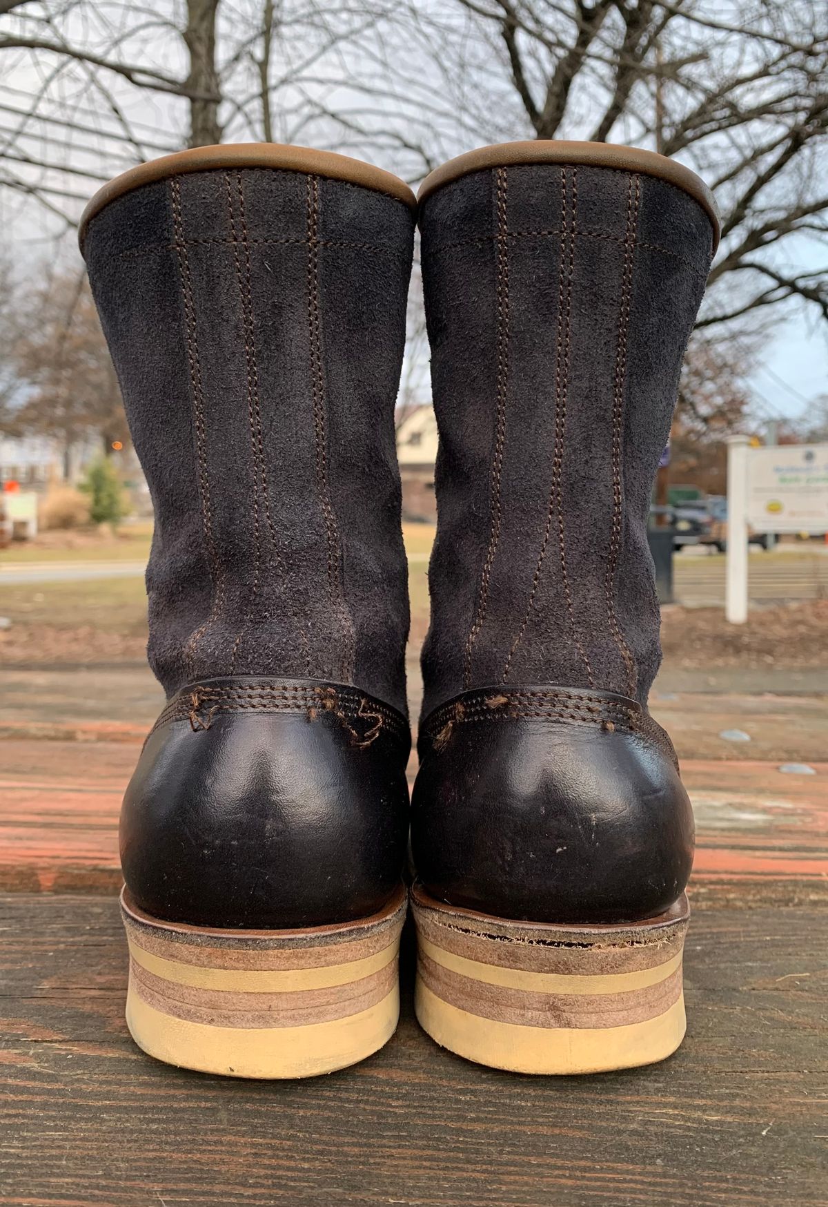 Photo by Emily on January 3, 2025 of the Sobreiro Boots Estrella in Conceria Lostivale Natural Roughout Overdyed Black, Grain Side Heel Counters.
