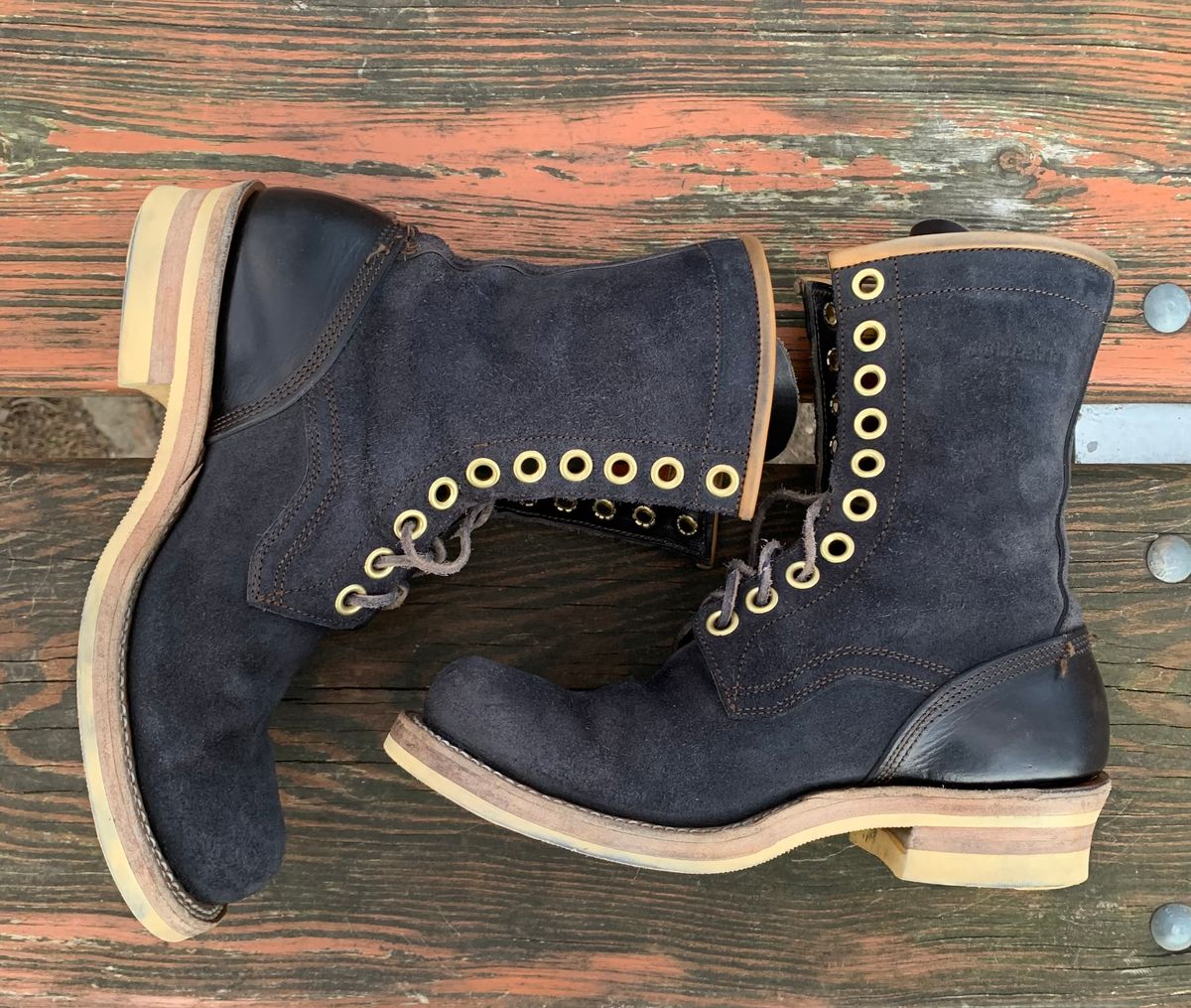 Photo by Emily on January 3, 2025 of the Sobreiro Boots Estrella in Conceria Lostivale Natural Roughout Overdyed Black, Grain Side Heel Counters.