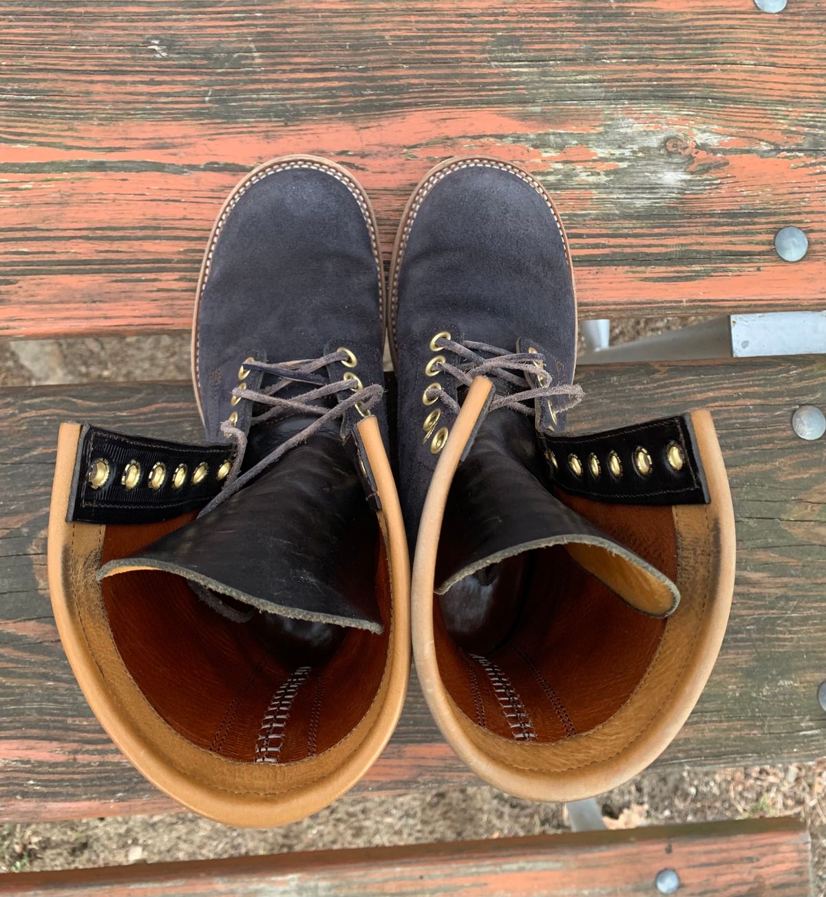 Photo by Emily on January 3, 2025 of the Sobreiro Boots Estrella in Conceria Lostivale Natural Roughout Overdyed Black, Grain Side Heel Counters.