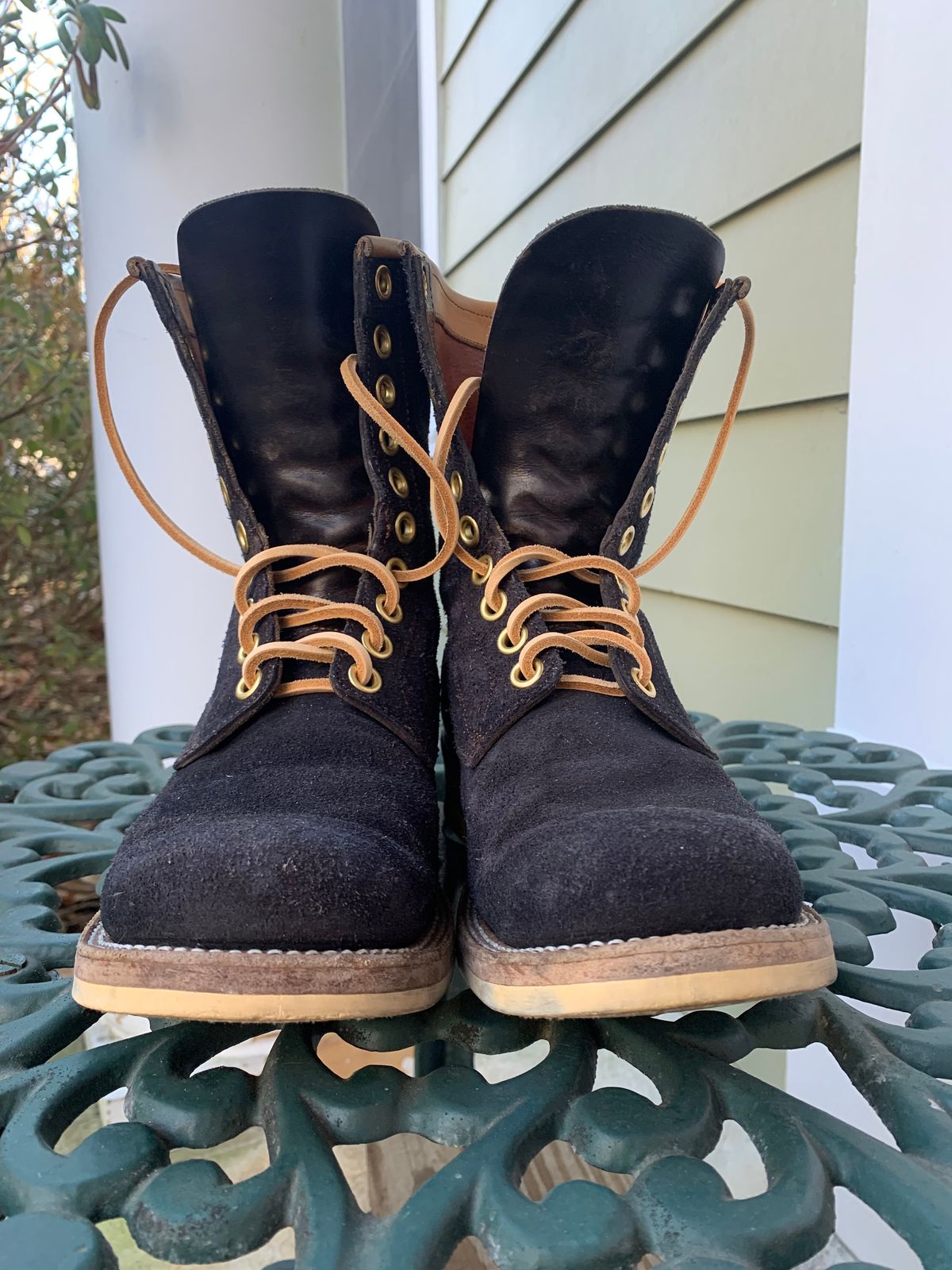 Photo by Emily on February 1, 2025 of the Sobreiro Boots Estrella in Conceria Lostivale Natural Roughout Overdyed Black, Grain Side Heel Counters.