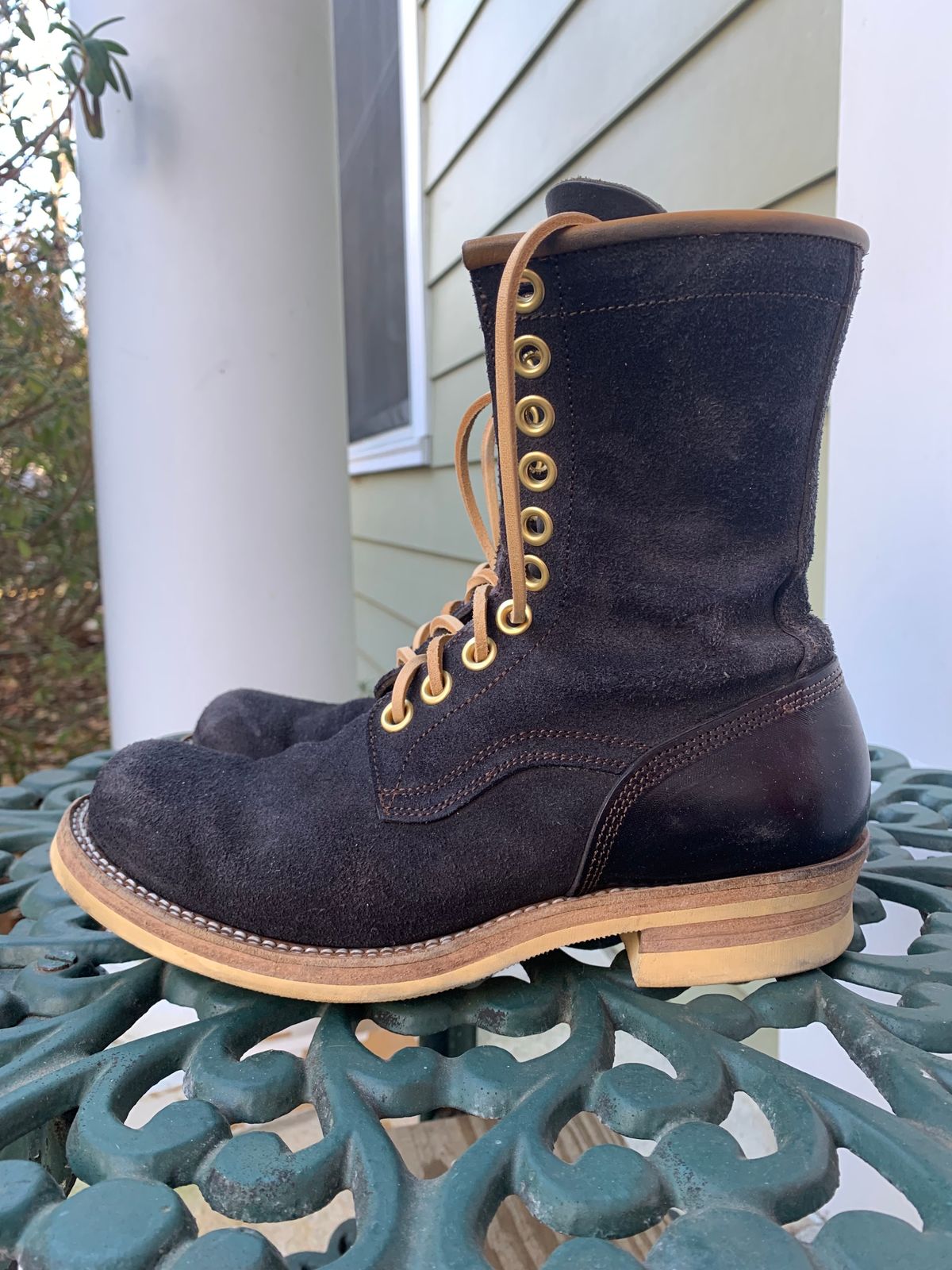 Photo by Emily on February 1, 2025 of the Sobreiro Boots Estrella in Conceria Lostivale Natural Roughout Overdyed Black, Grain Side Heel Counters.