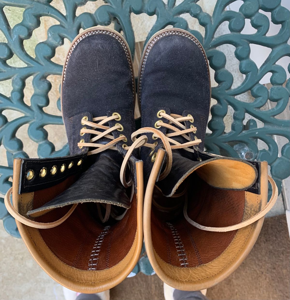 Photo by Emily on February 1, 2025 of the Sobreiro Boots Estrella in Conceria Lostivale Natural Roughout Overdyed Black, Grain Side Heel Counters.