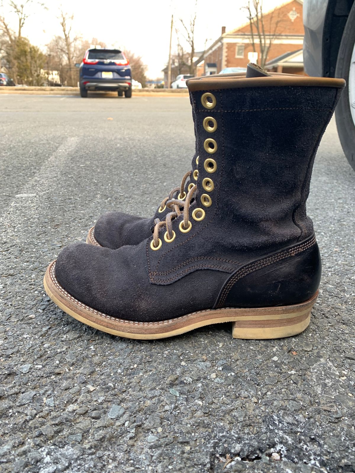 Photo by Emily on March 4, 2025 of the Sobreiro Boots Estrella in Conceria Lostivale Natural Roughout Overdyed Black, Grain Side Heel Counters.