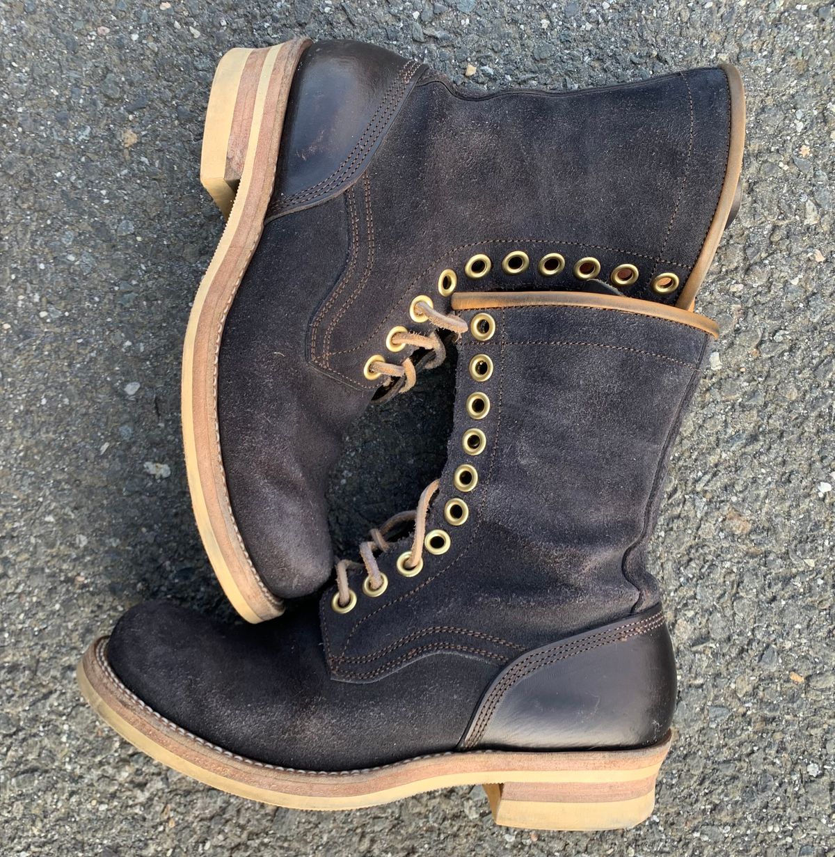 Photo by Emily on March 4, 2025 of the Sobreiro Boots Estrella in Conceria Lostivale Natural Roughout Overdyed Black, Grain Side Heel Counters.