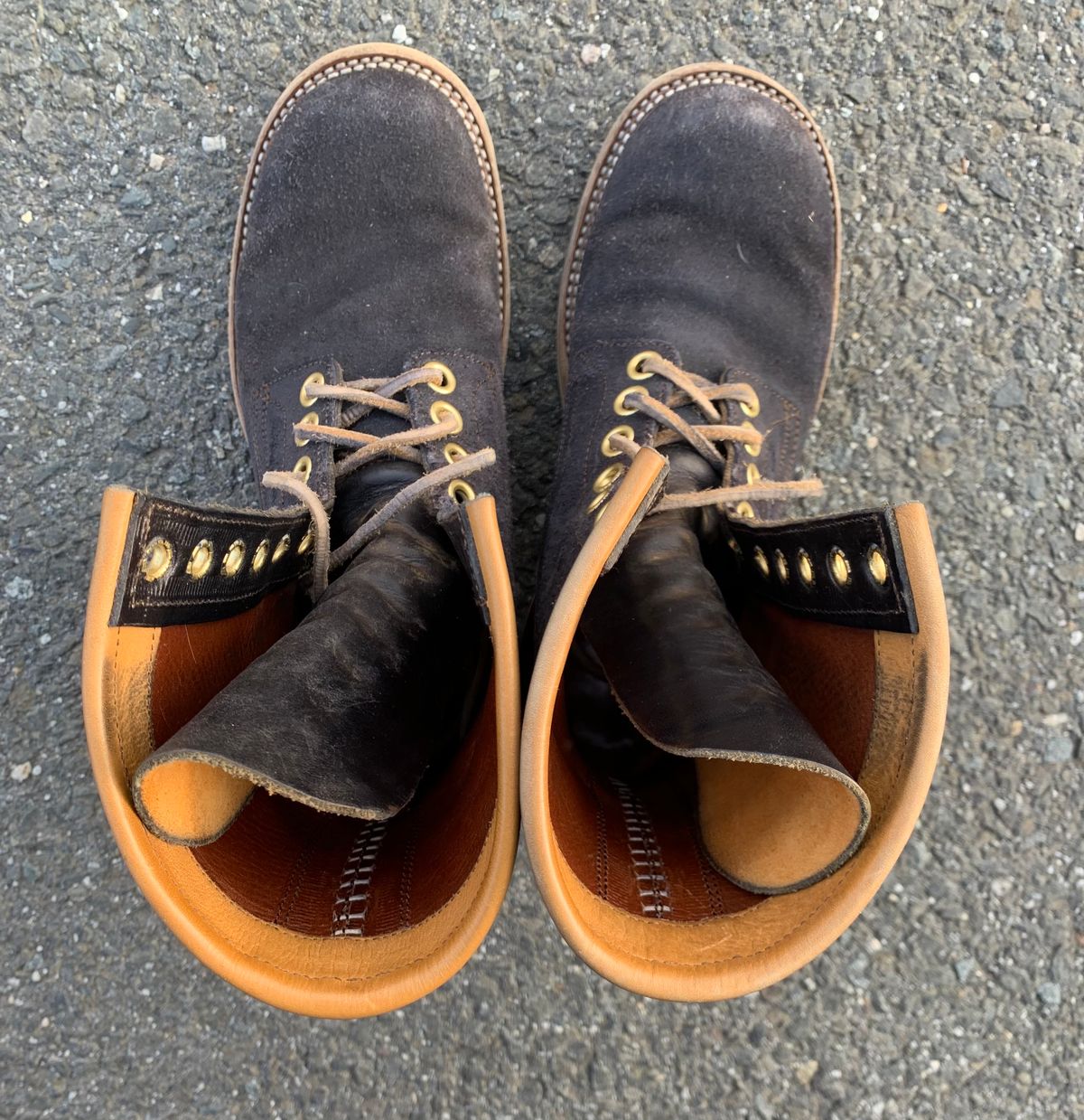Photo by Emily on March 4, 2025 of the Sobreiro Boots Estrella in Conceria Lostivale Natural Roughout Overdyed Black, Grain Side Heel Counters.