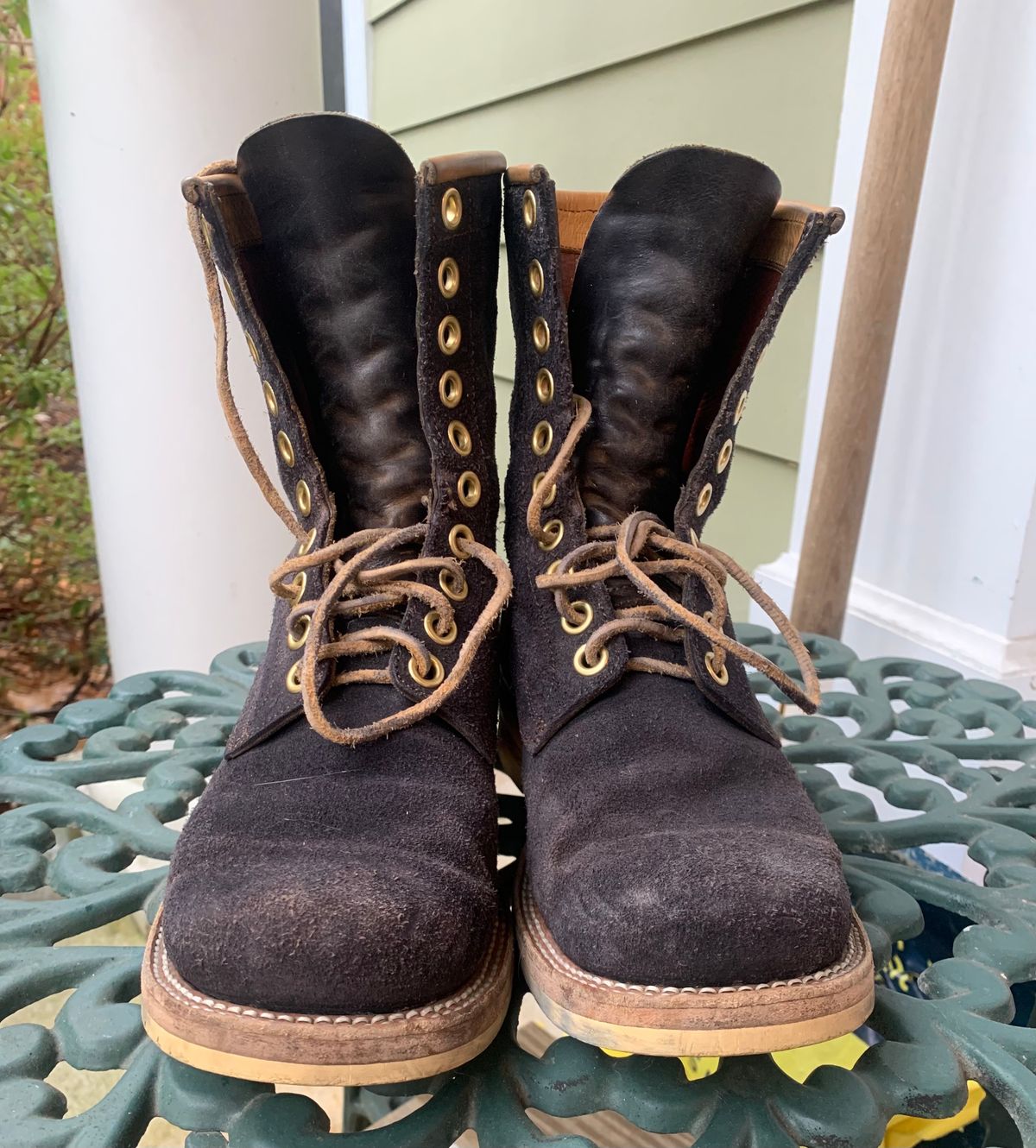 Photo by Emily on April 5, 2025 of the Sobreiro Boots Estrella in Conceria Lostivale Natural Roughout Overdyed Black, Grain Side Heel Counters.