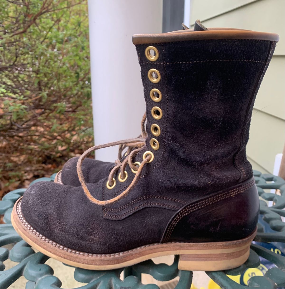 Photo by Emily on April 5, 2025 of the Sobreiro Boots Estrella in Conceria Lostivale Natural Roughout Overdyed Black, Grain Side Heel Counters.