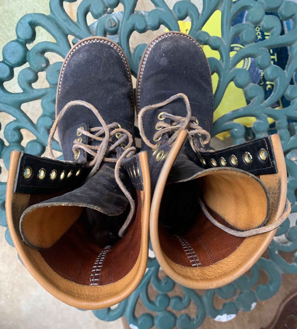 Photo by Emily on April 5, 2025 of the Sobreiro Boots Estrella in Conceria Lostivale Natural Roughout Overdyed Black, Grain Side Heel Counters.