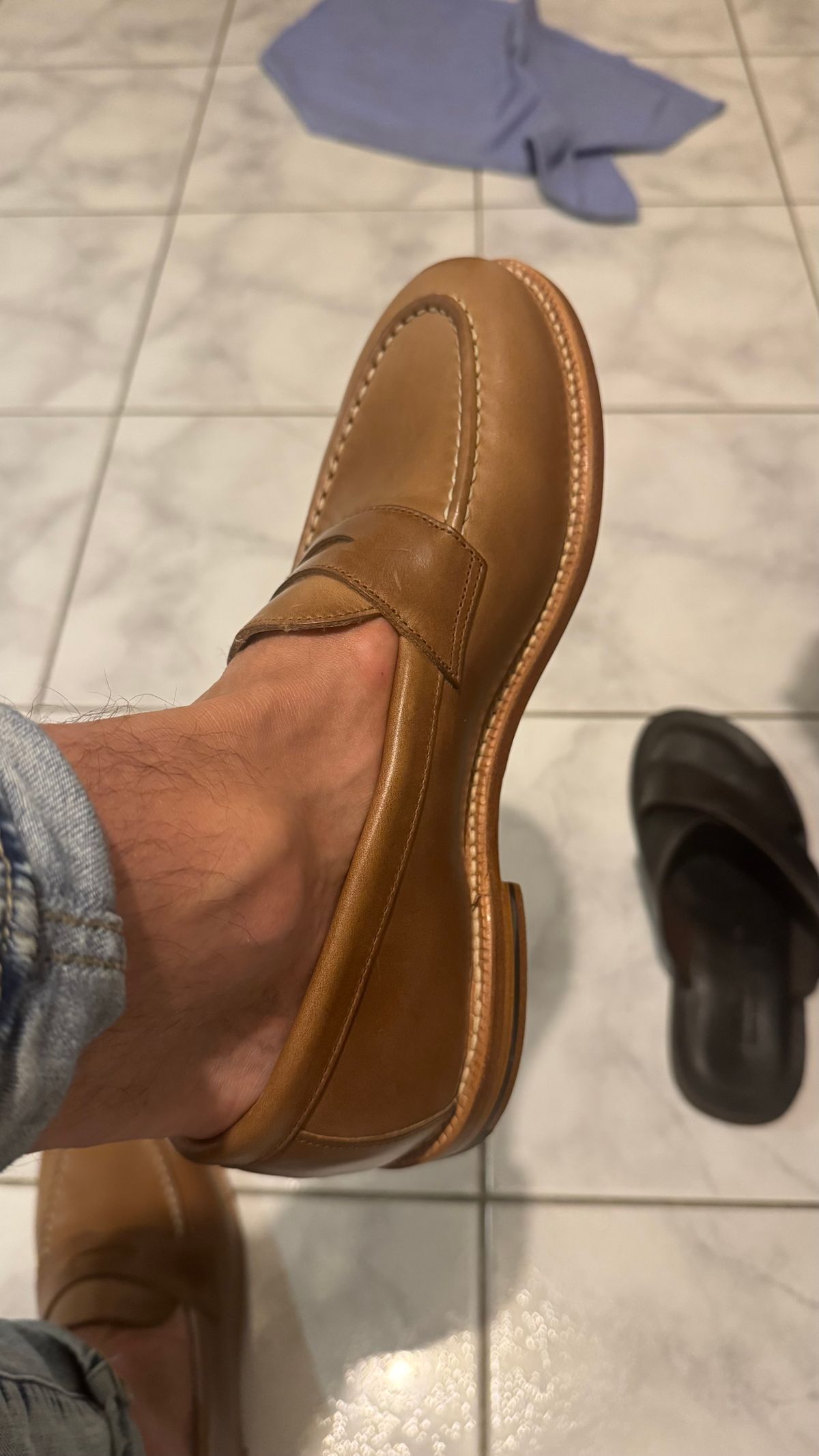 Photo by Josephjay21 on August 1, 2025 of the Grant Stone Traveler Penny in Horween Dune Chromexcel.