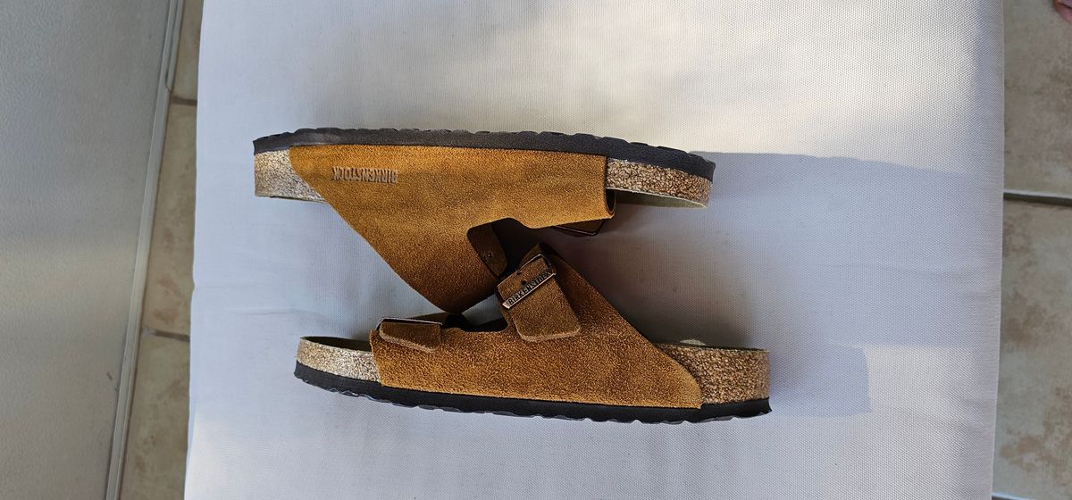 Photo by tastyporkbuns on October 11, 2024 of the Birkenstock Arizona in Mink Suede.