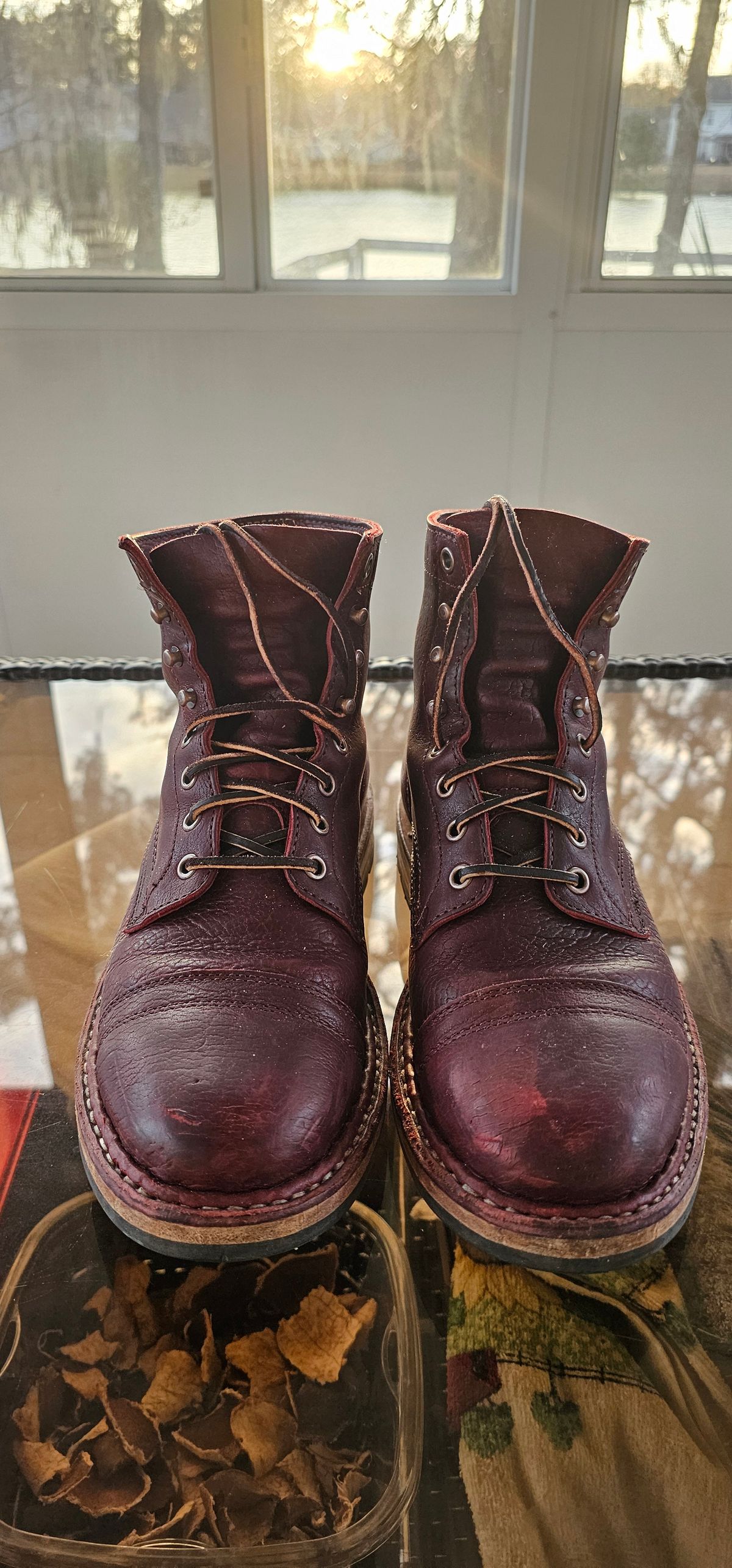 Photo by tastyporkbuns on January 5, 2025 of the White's MP-Sherman Toe Cap in Gallun Leathers Shrunken Calf in Black Cherry.