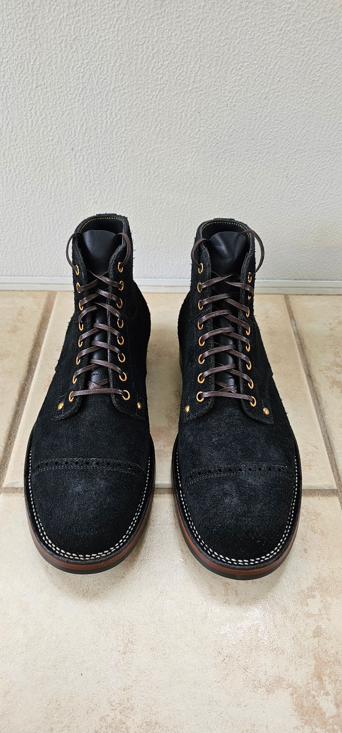 Photo by tastyporkbuns on August 7, 2025 of the Iron Boots Østmo X Iron Boots Drop 13 in Seidel Black Oil Tan Roughout & SB Foot Black Oiltan.