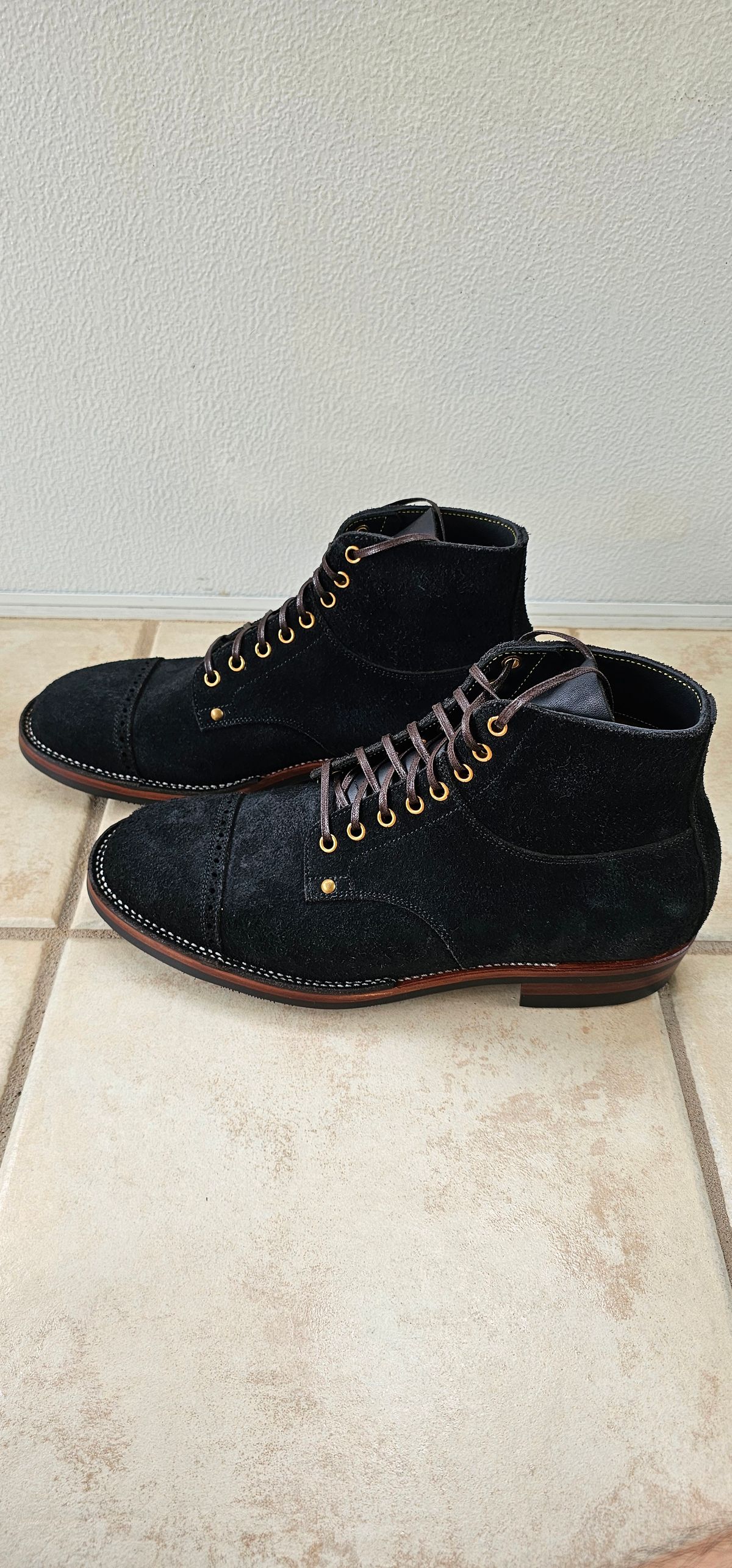 Photo by tastyporkbuns on August 7, 2025 of the Iron Boots Østmo X Iron Boots Drop 13 in Seidel Black Oil Tan Roughout & SB Foot Black Oiltan.