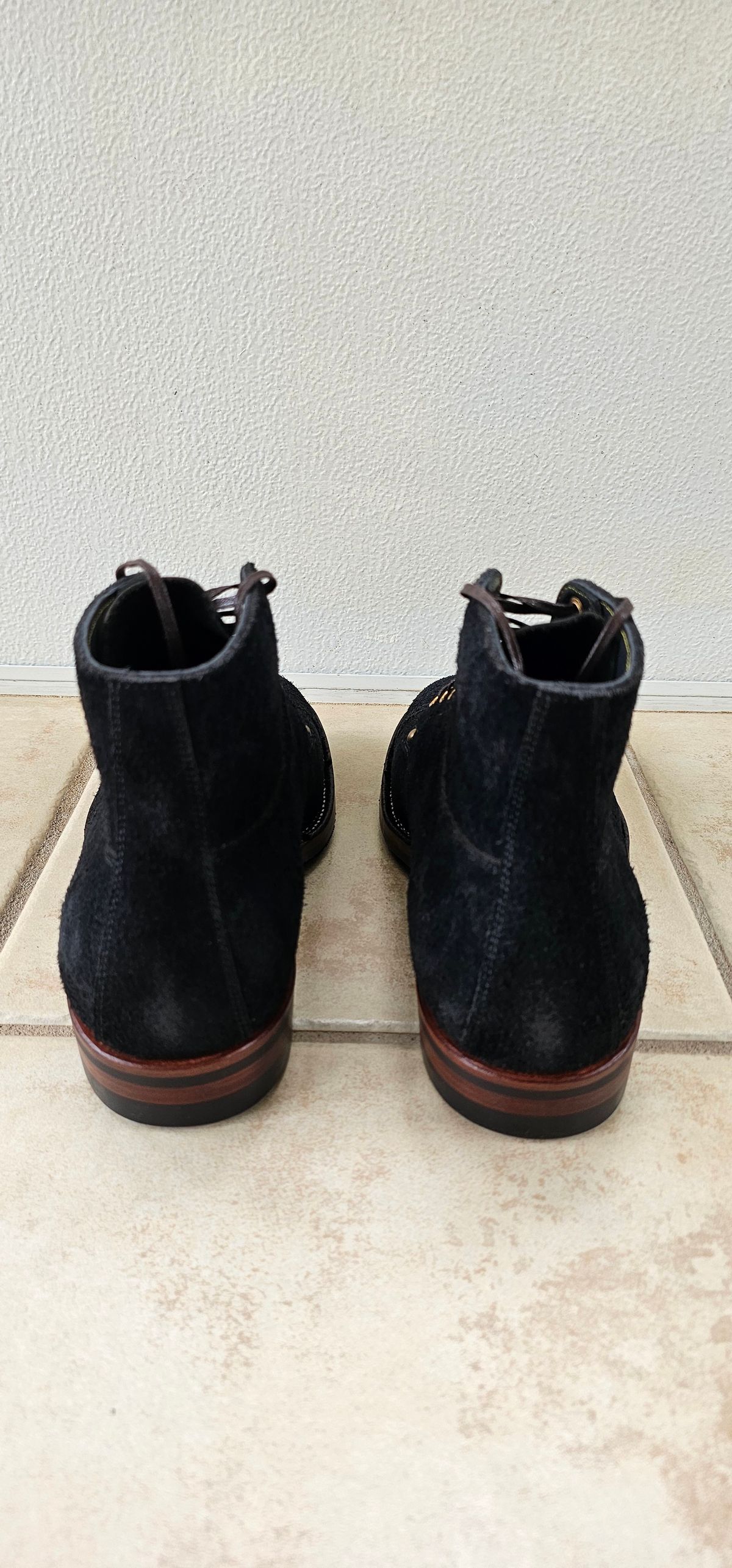 Photo by tastyporkbuns on August 7, 2025 of the Iron Boots Østmo X Iron Boots Drop 13 in Seidel Black Oil Tan Roughout & SB Foot Black Oiltan.