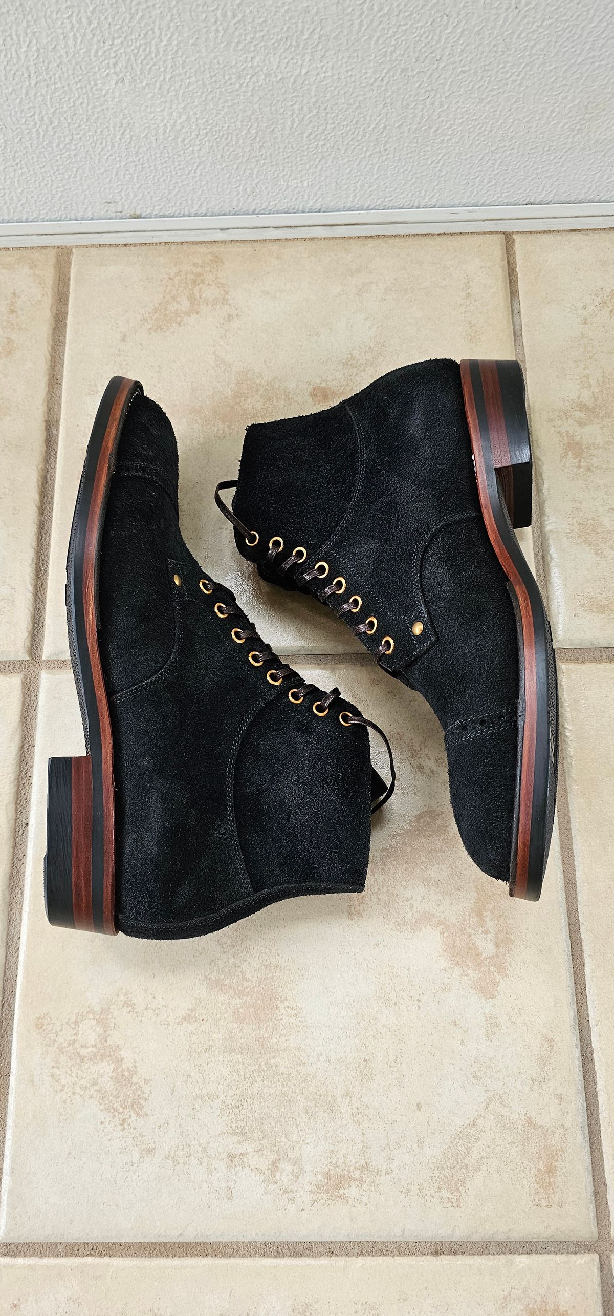 Photo by tastyporkbuns on August 7, 2025 of the Iron Boots Østmo X Iron Boots Drop 13 in Seidel Black Oil Tan Roughout & SB Foot Black Oiltan.