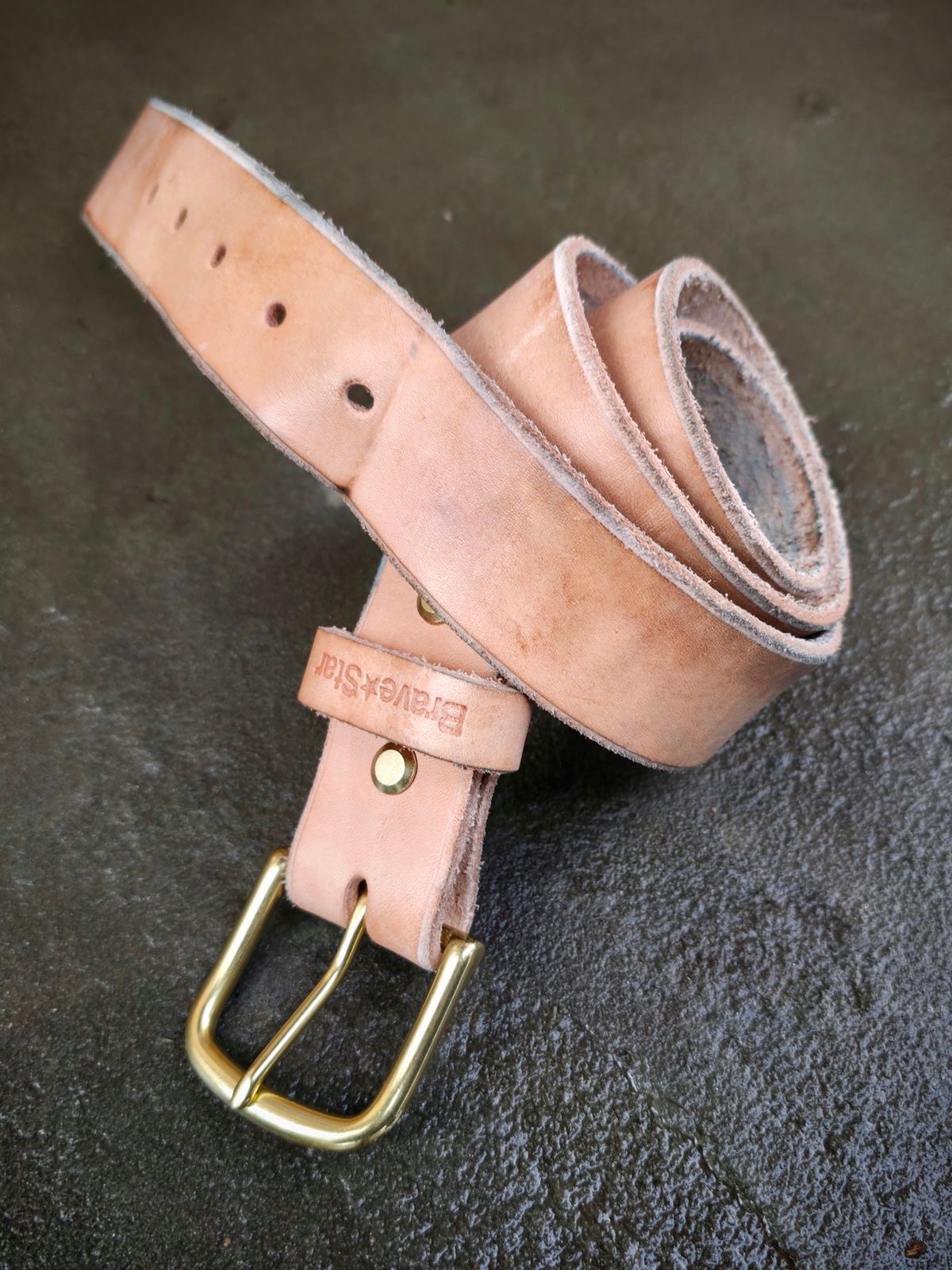 Photo by DaveWilkes on November 5, 2025 of the Brave Star Selvage RW Leather Belt In Vegtan in Unknown Natural Veg Tan.