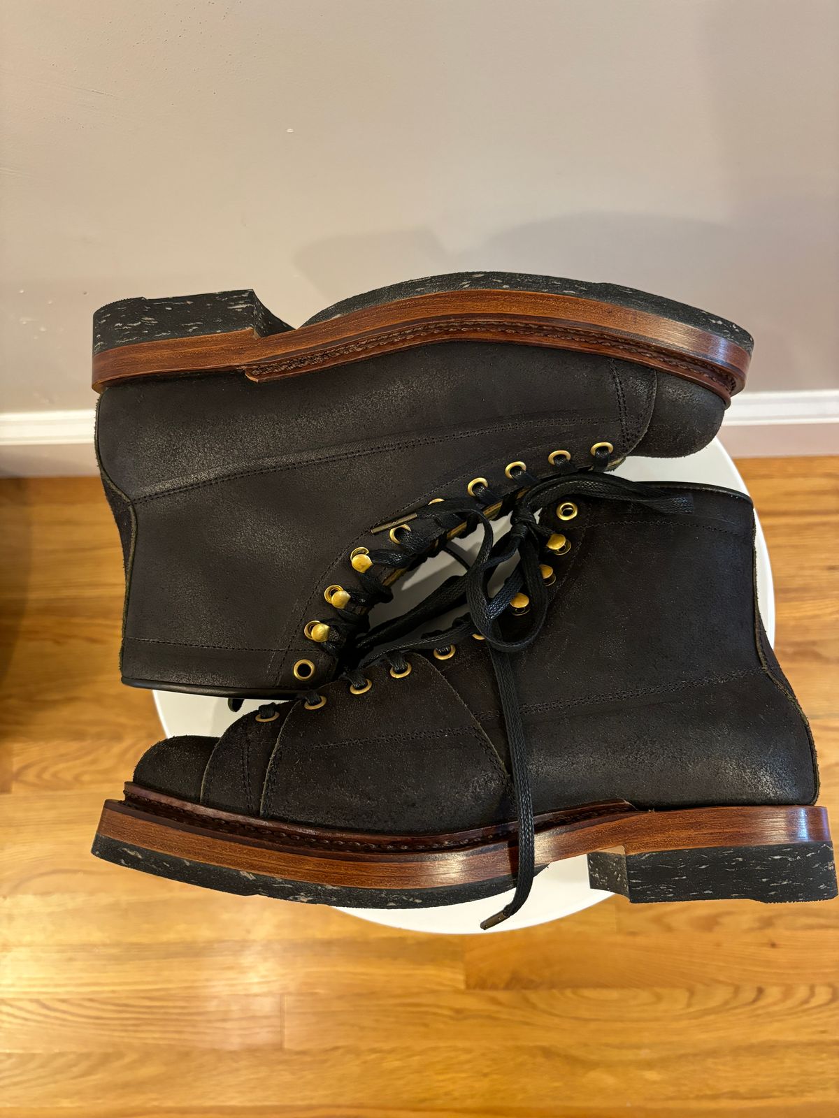 Photo by Tuan_Nguyen on October 9, 2024 of the Sagara Cordmaster in Badalassi Carlo Oliva Minerva Reverse Overdyed Black.