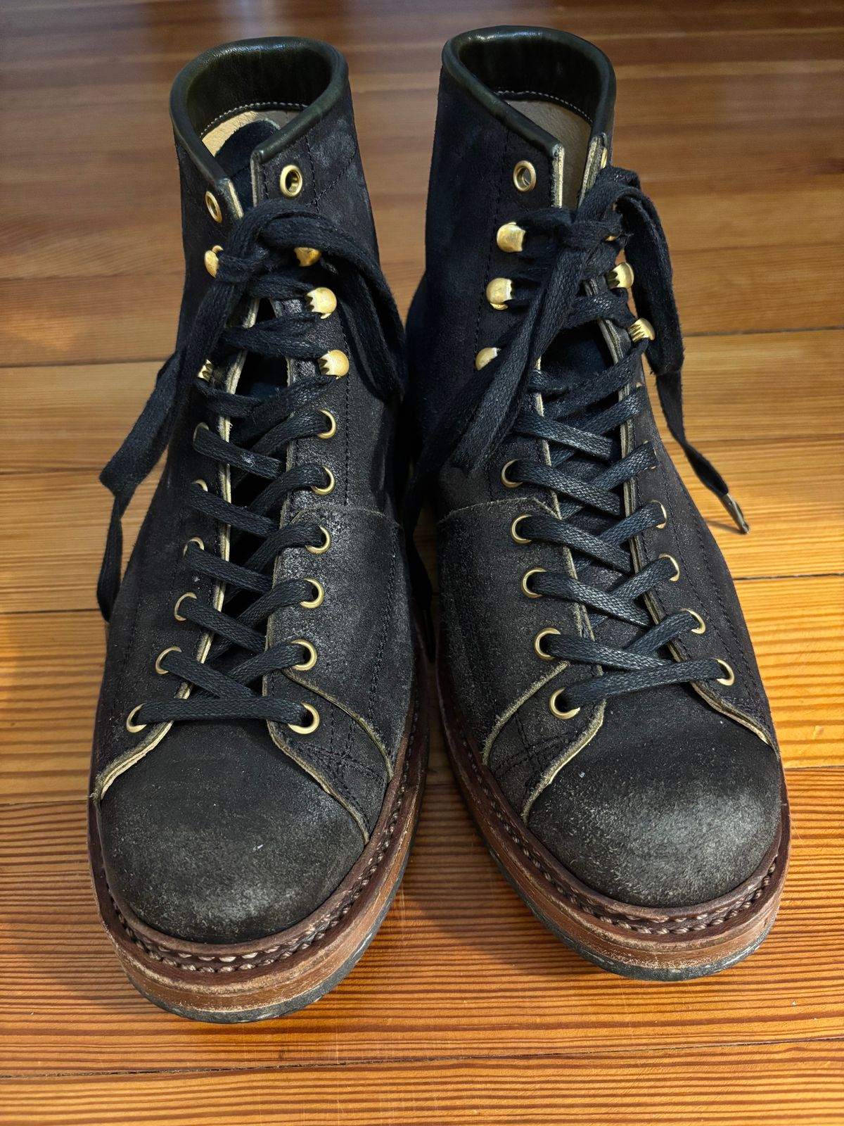Photo by Tuan_Nguyen on December 9, 2024 of the Sagara Cordmaster in Badalassi Carlo Oliva Minerva Reverse Overdyed Black.