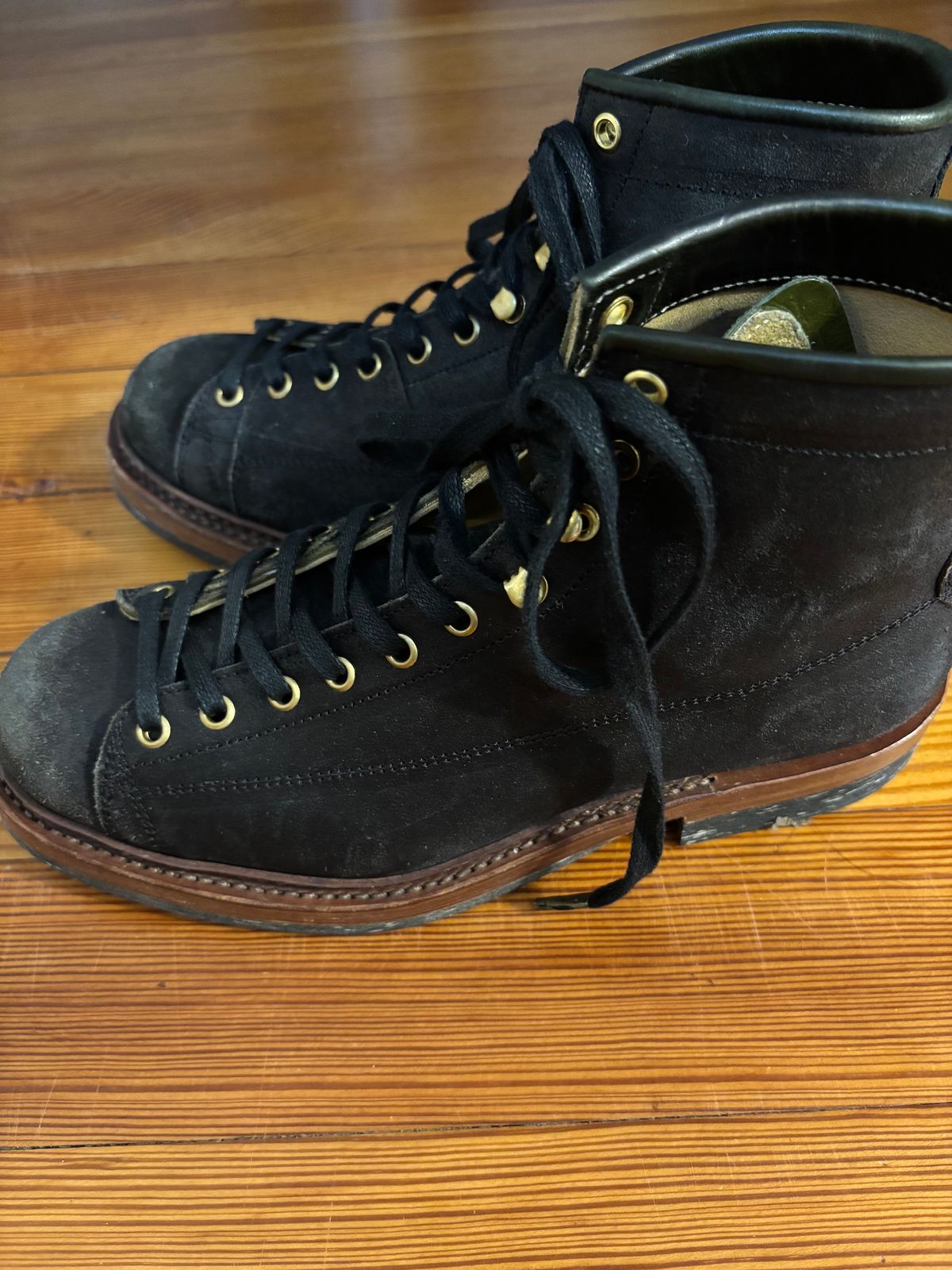 Photo by Tuan_Nguyen on December 9, 2024 of the Sagara Cordmaster in Badalassi Carlo Oliva Minerva Reverse Overdyed Black.