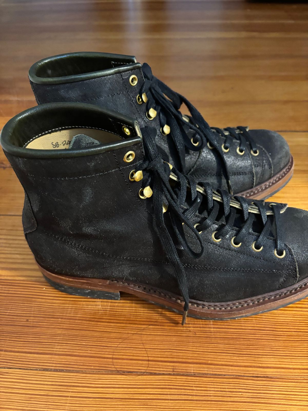 Photo by Tuan_Nguyen on December 9, 2024 of the Sagara Cordmaster in Badalassi Carlo Oliva Minerva Reverse Overdyed Black.