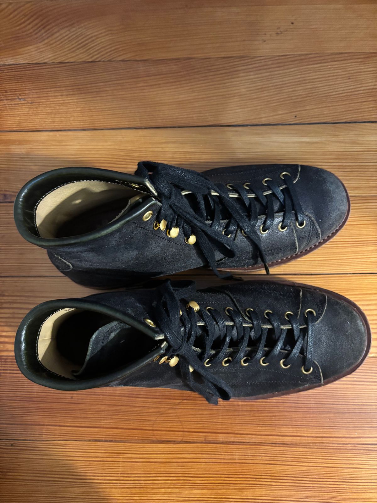 Photo by Tuan_Nguyen on December 9, 2024 of the Sagara Cordmaster in Badalassi Carlo Oliva Minerva Reverse Overdyed Black.