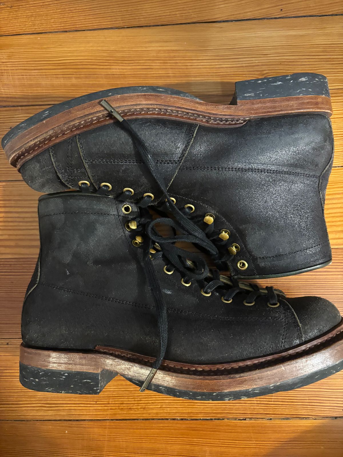 Photo by Tuan_Nguyen on December 9, 2024 of the Sagara Cordmaster in Badalassi Carlo Oliva Minerva Reverse Overdyed Black.