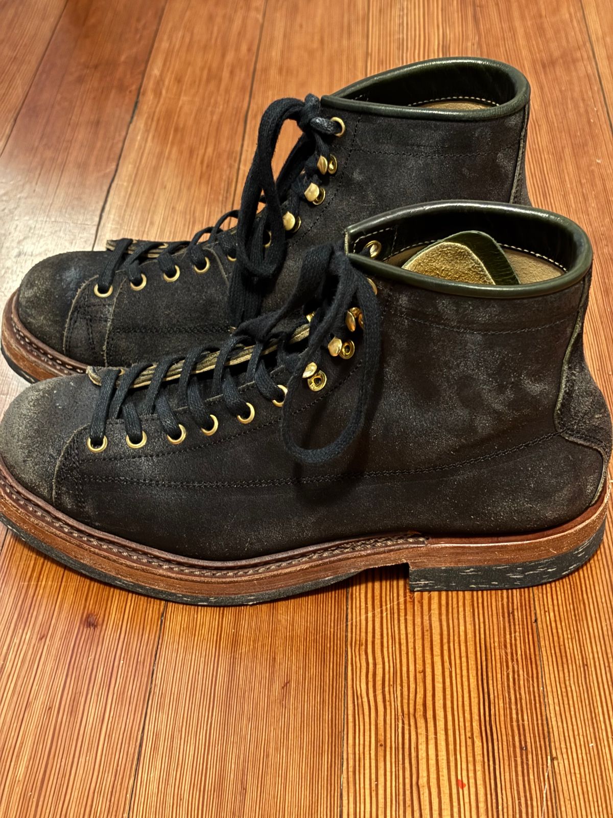 Photo by Tuan_Nguyen on January 4, 2025 of the Sagara Cordmaster in Badalassi Carlo Oliva Minerva Reverse Overdyed Black.