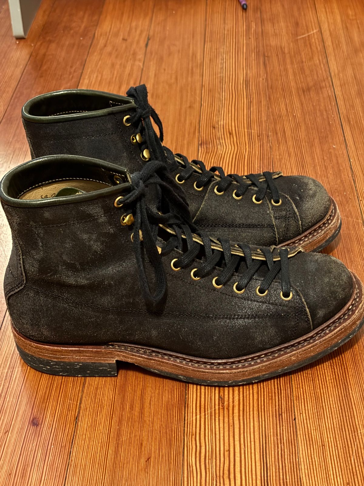 Photo by Tuan_Nguyen on January 4, 2025 of the Sagara Cordmaster in Badalassi Carlo Oliva Minerva Reverse Overdyed Black.