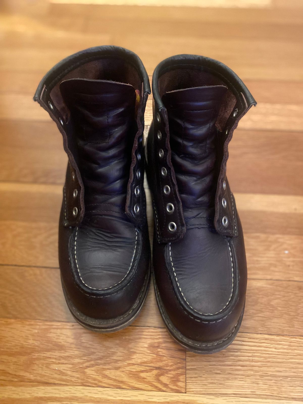 Photo by Tuan_Nguyen on April 28, 2023 of the Red Wing 6-Inch Classic Moc in S.B. Foot Black Cherry Excalibur.