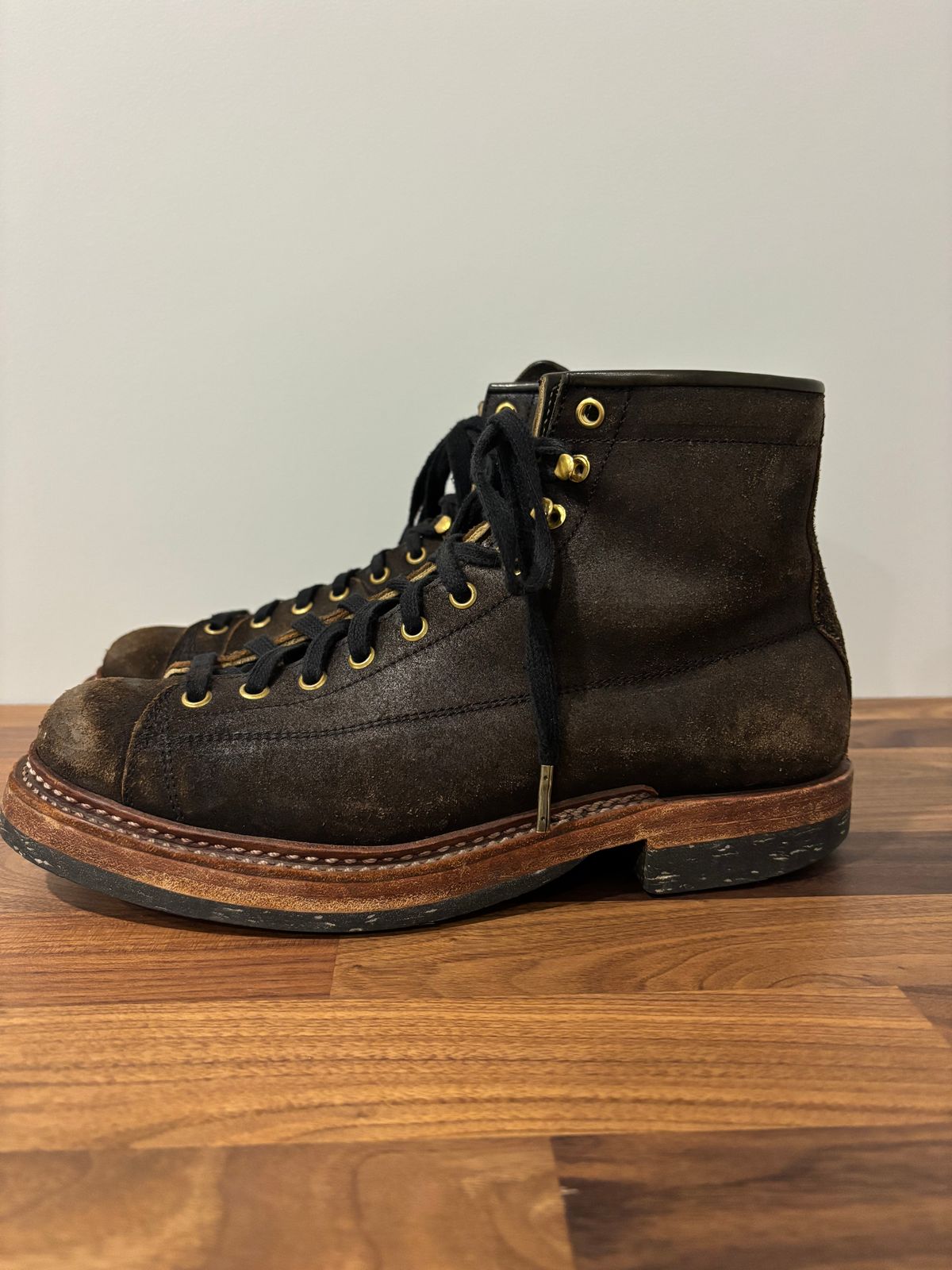 Photo by Tuan_Nguyen on October 6, 2025 of the Sagara Cordmaster in Badalassi Carlo Oliva Minerva Reverse Overdyed Black.