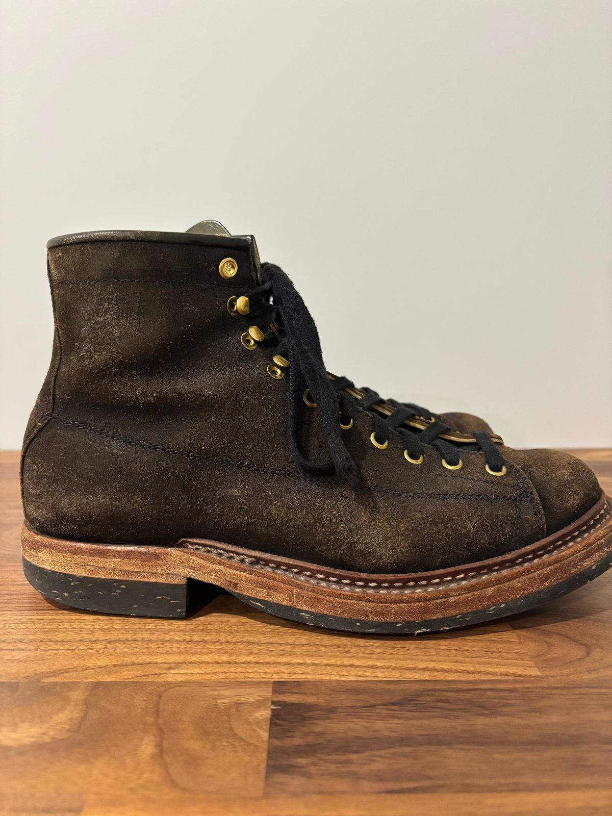 Photo by Tuan_Nguyen on October 6, 2025 of the Sagara Cordmaster in Badalassi Carlo Oliva Minerva Reverse Overdyed Black.