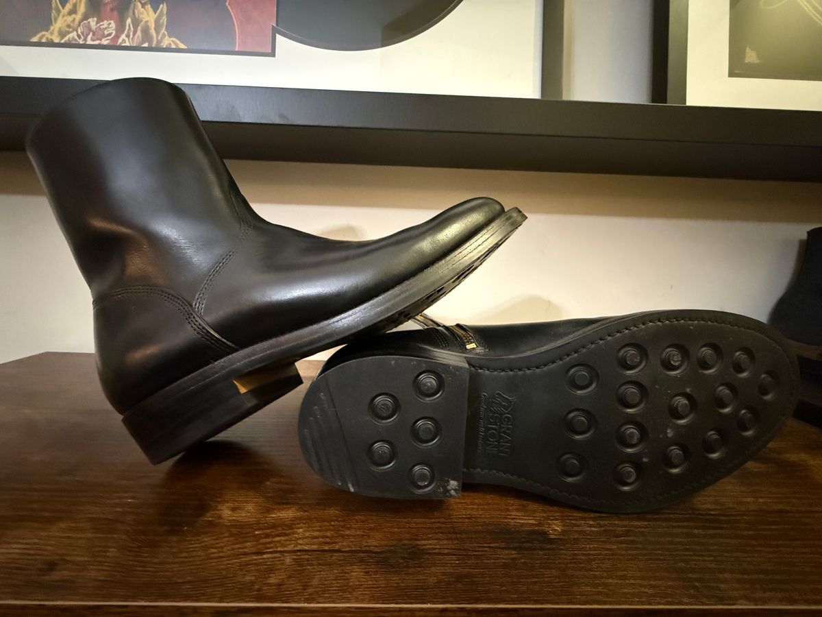 Photo by Shabazkilla on November 20, 2025 of the Grant Stone Elias in Horween Black Chromexcel.