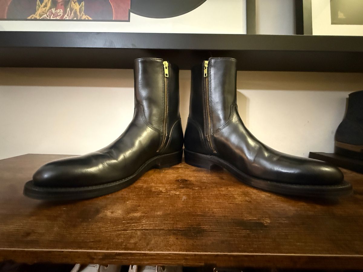 Photo by Shabazkilla on November 20, 2025 of the Grant Stone Elias in Horween Black Chromexcel.