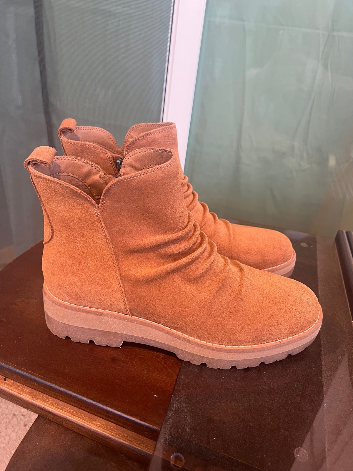 Photo by fenhems on October 4, 2025 of the earth et yonder in light brown 230 roughout.